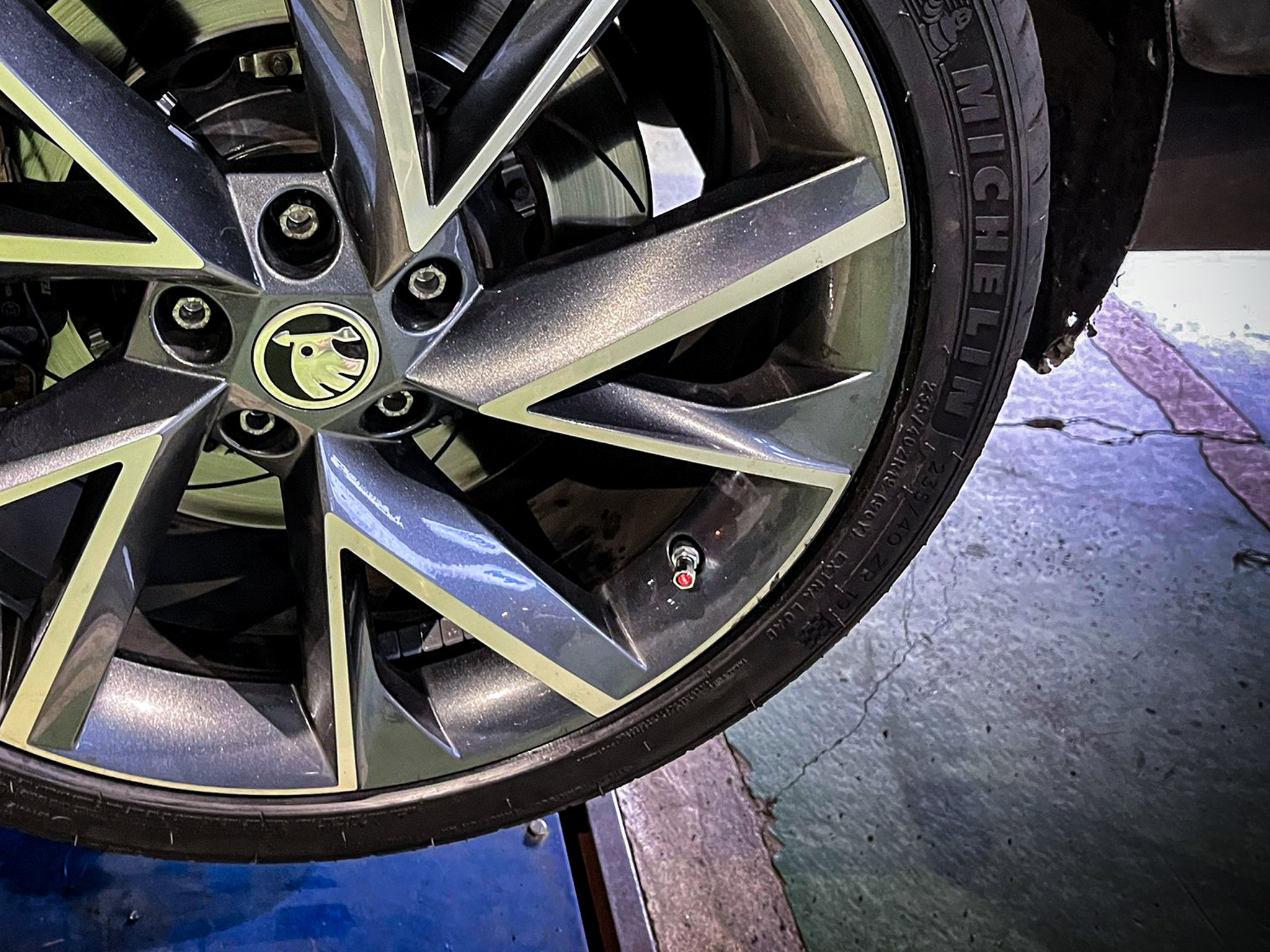 Skoda Superb 安裝 原廠直接式胎壓系統搭配ORO金屬銀氣嘴+原廠尾燈螺柱