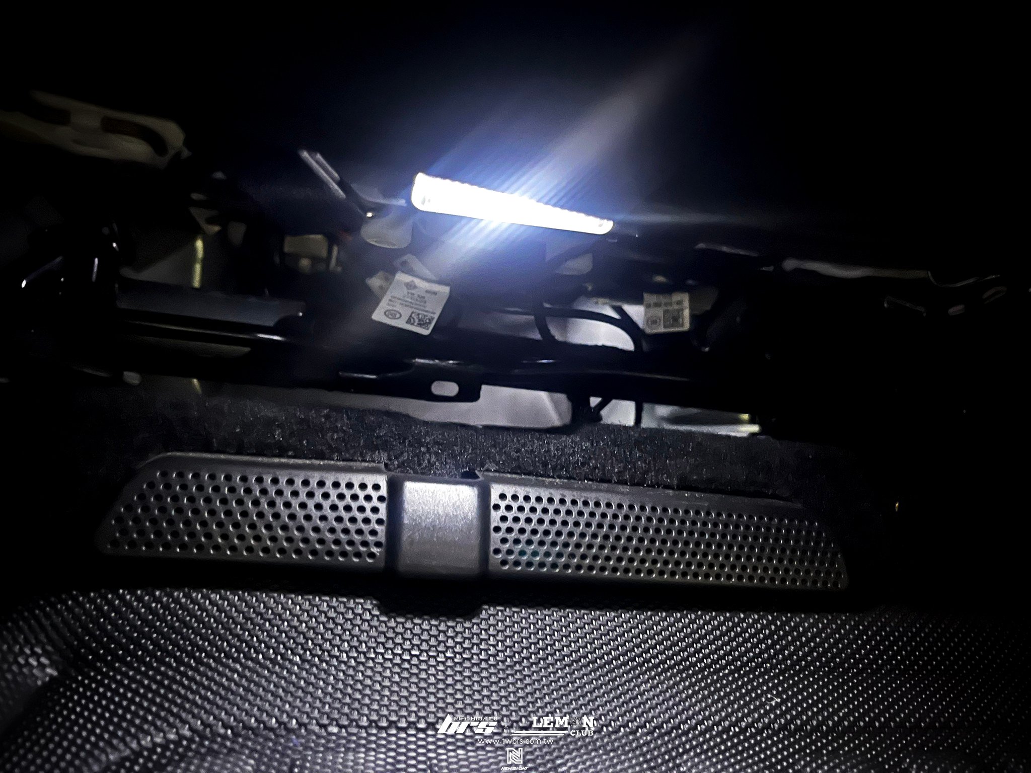 Volkswagen New Tiguan 安裝 專用原廠後座腳窩燈