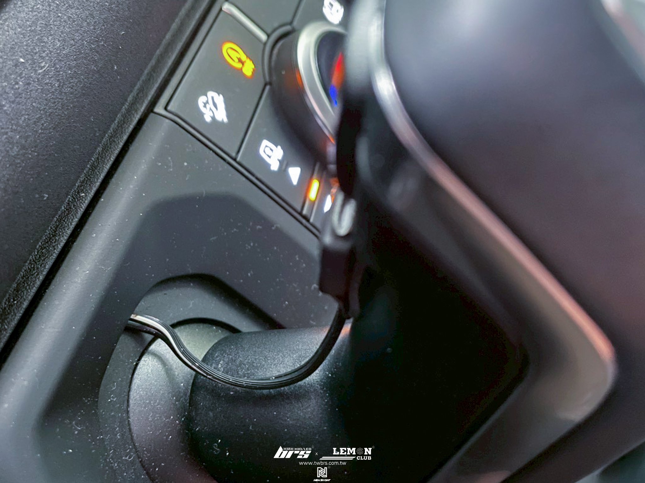 Land Rover Defender 110 安裝 南極星7688測速器+無線電隱藏式發話鍵+隱藏式麥克風