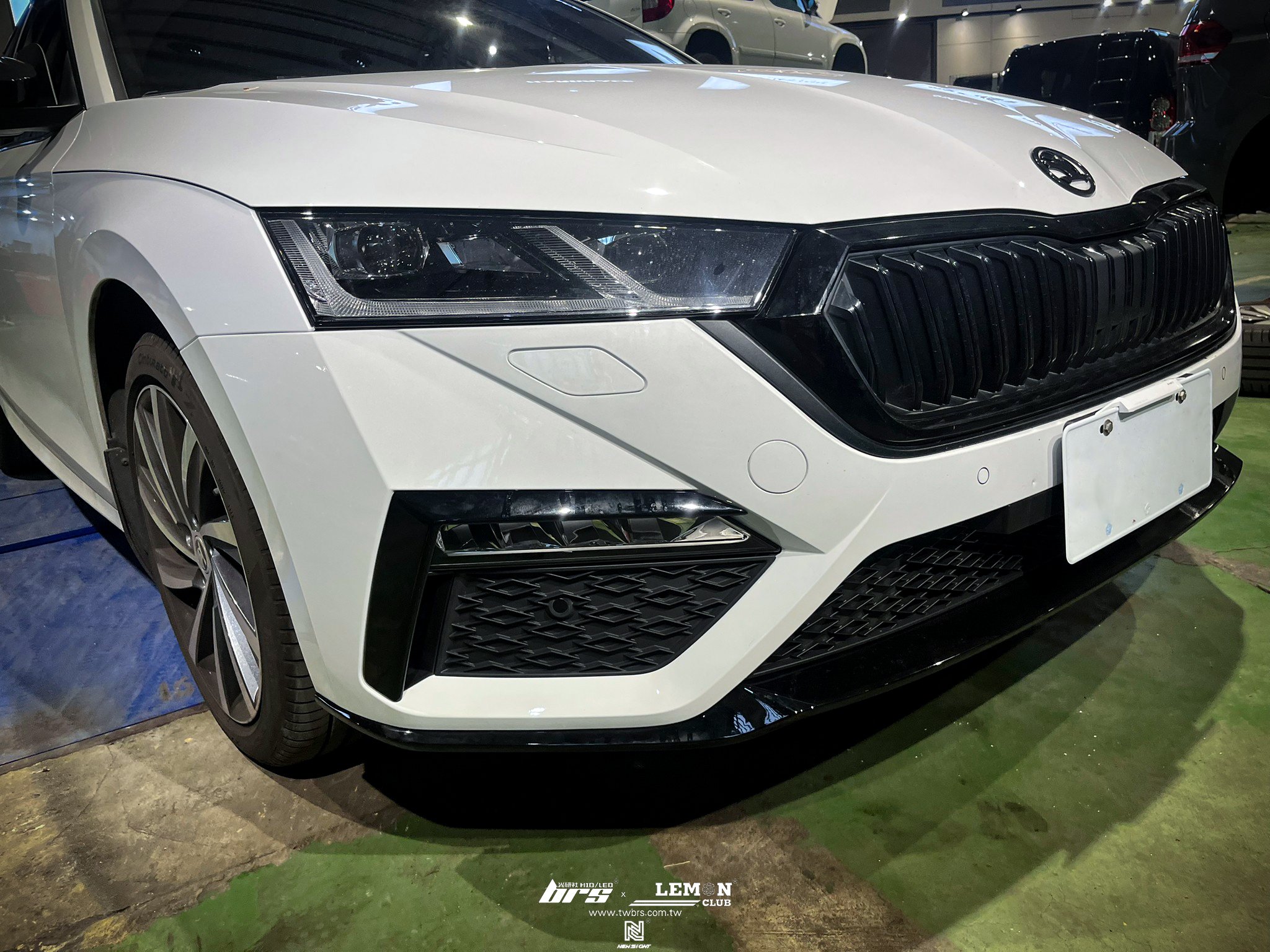 Skoda Octavia MK4 安裝 RS前保桿