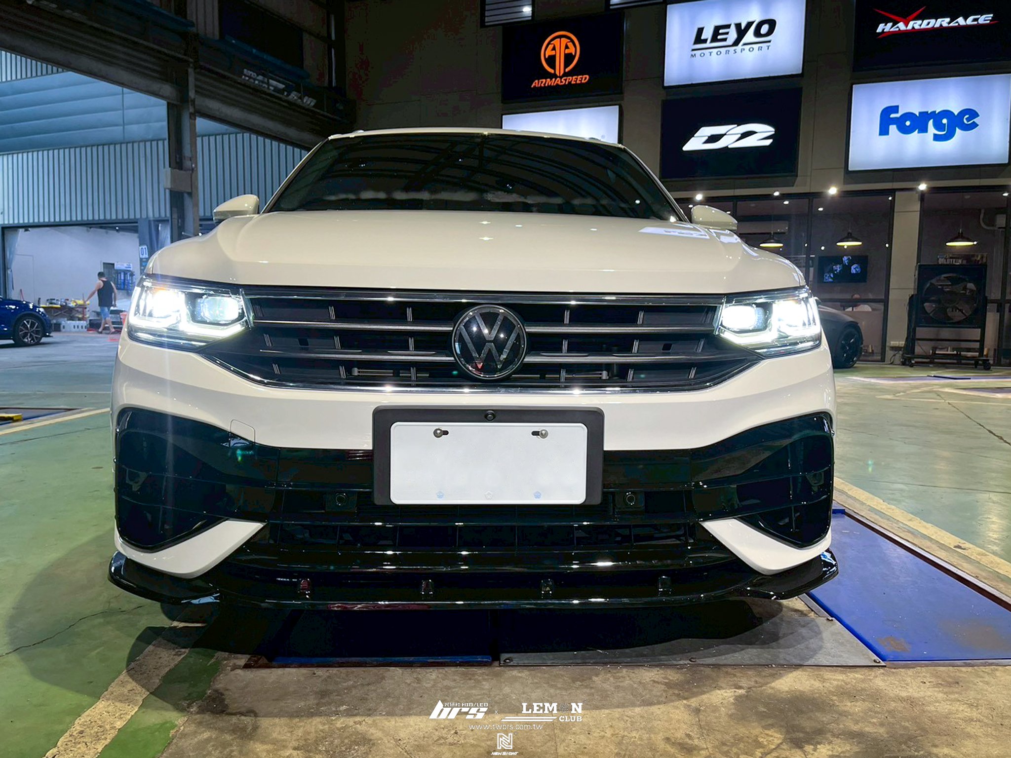 Volkswagen New Tiguan 安裝 Tiguan R 副廠前保桿+Tiguan R 類MAX前下巴+21年式 Tiguan R-Line 副廠後保桿+環景校正