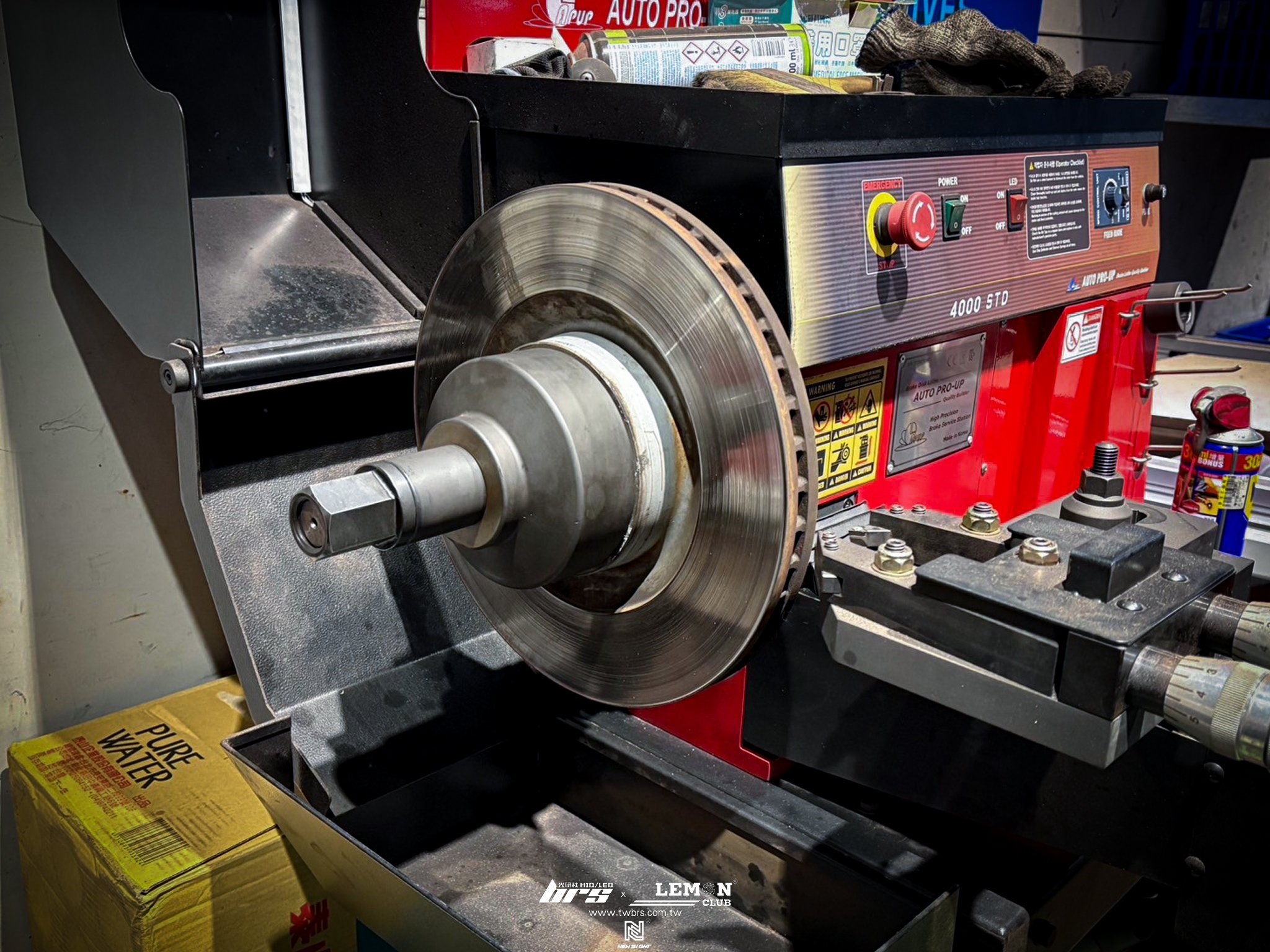 Skoda Octavia 安裝 前Brembo來令片(黑皮)+前碟盤平面車削