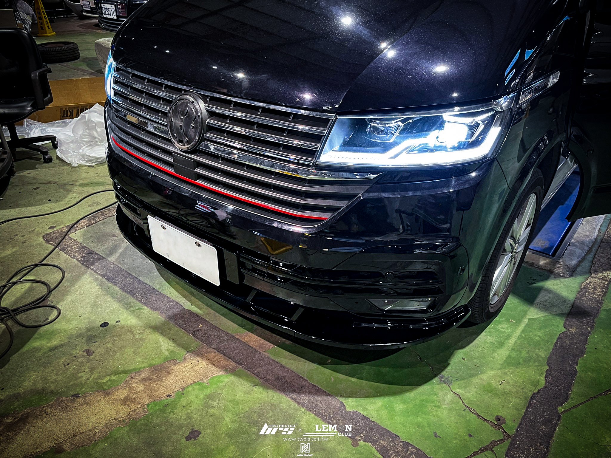 Volkswagen T6.1 安裝 三件式前下巴+前保桿夜色套件
