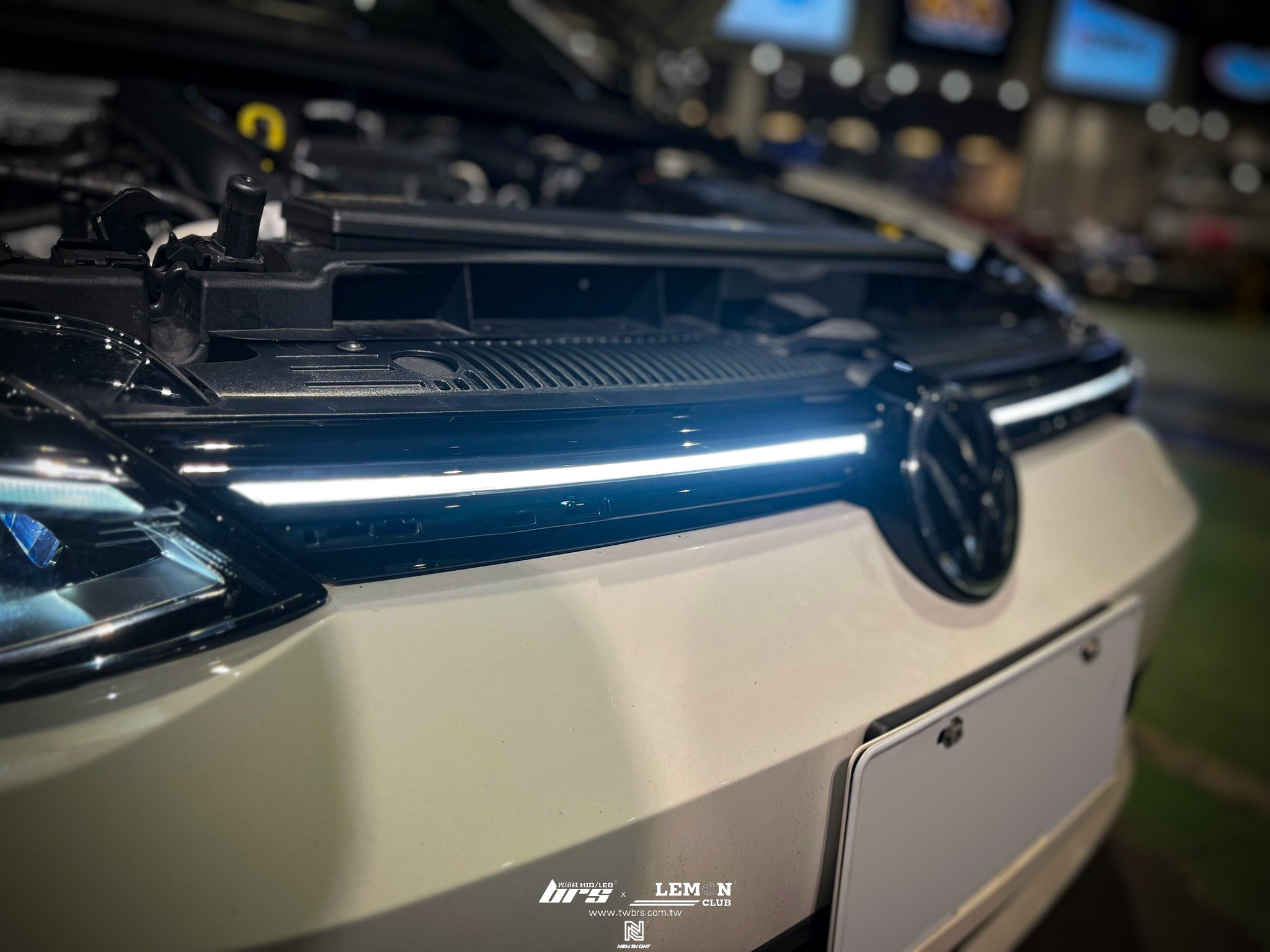 Volkswagen Golf 8 安裝 銀線水箱罩含連貫式燈條