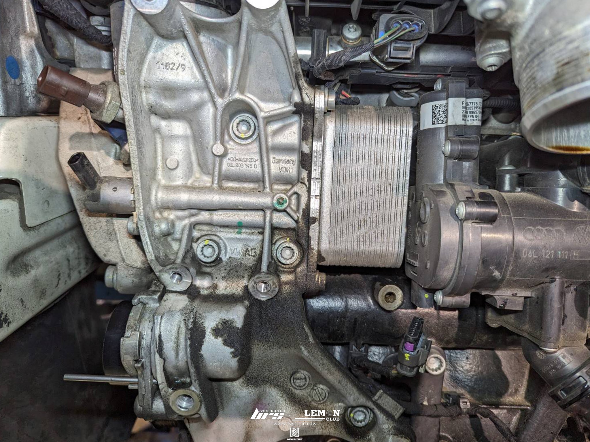 Skoda Superb 保養(德國Rheinol萊茵機油5W30+原廠機油芯+原廠洩油螺絲+原廠洩油螺絲墊片+機油冷卻器+機油冷卻器墊片+機油冷卻器連接管+DOT4號煞車油+水泵浦+節溫器+副水桶+