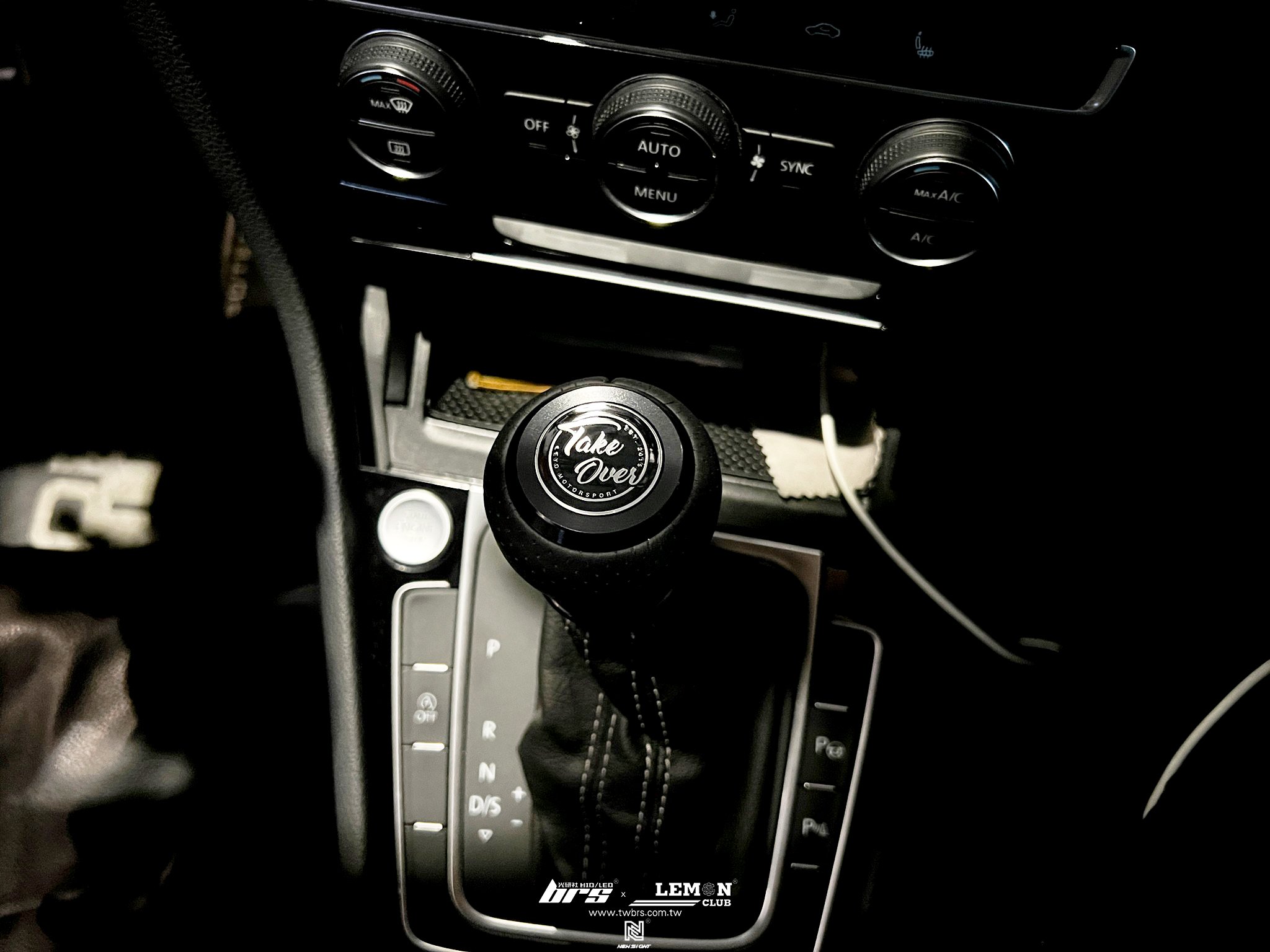 Volkswagen Golf 7.5 安裝 Leyo皮革排檔頭+怠速熄火啟停自動關閉器