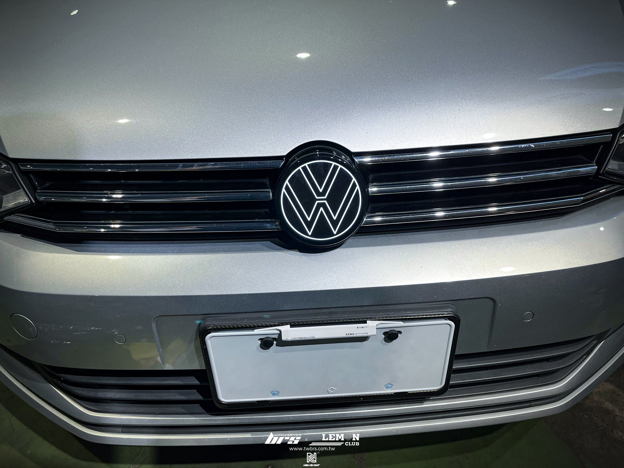 Volkswagen Touran 安裝 後黑標+發光廠徽