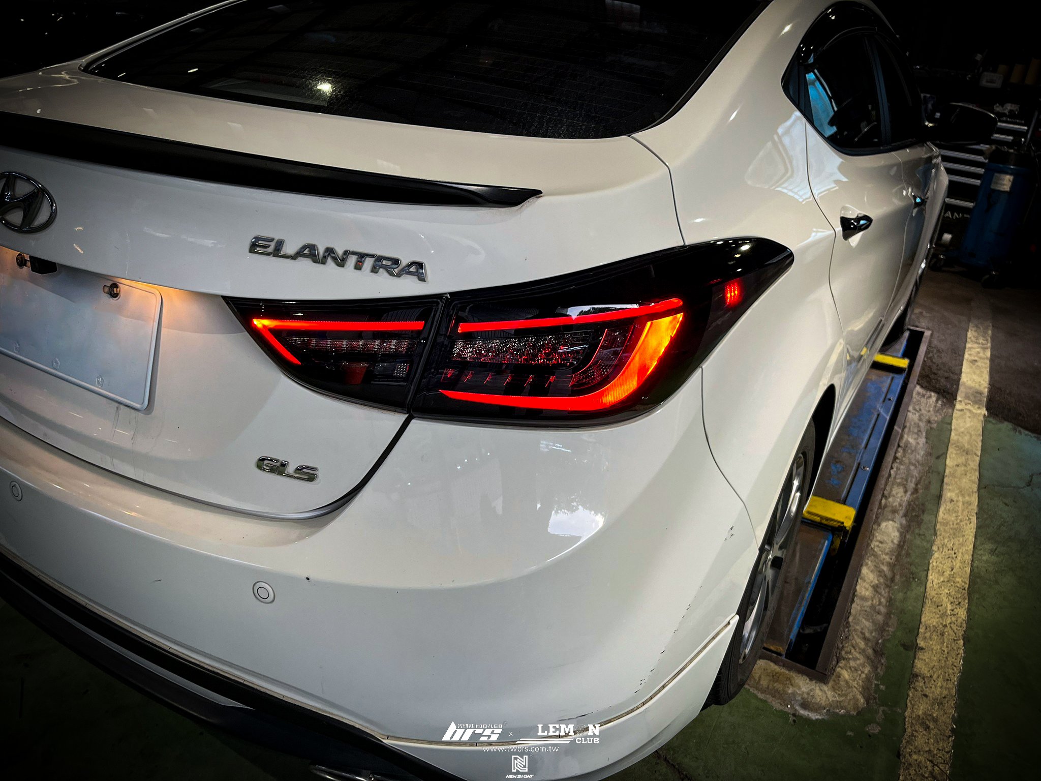 Hyundai Elantra 安裝 燻黑LED流水款尾燈