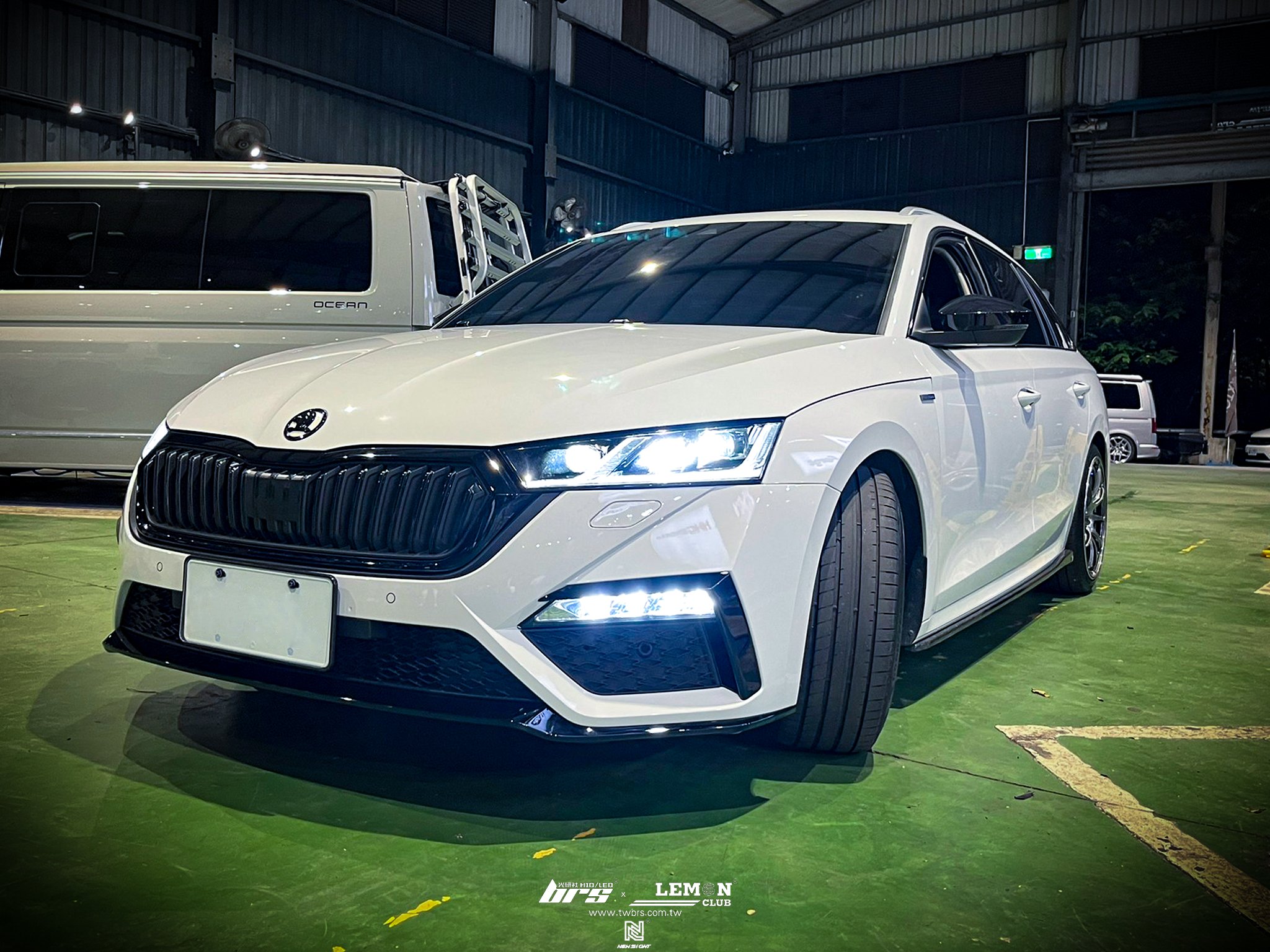Skoda Octaiva MK4 安裝 RS前保桿+亮黑水箱罩框+水箱罩標
