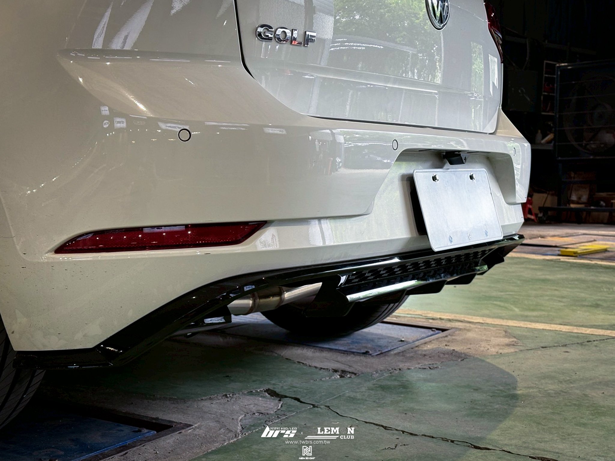 Volkswagen Golf 7.5 R 安裝 牌照燈+副廠後下擾流+後視鏡LED流水方向燈+類MAX前下巴FD1+副廠LED流水尾燈+Leyo換檔撥片