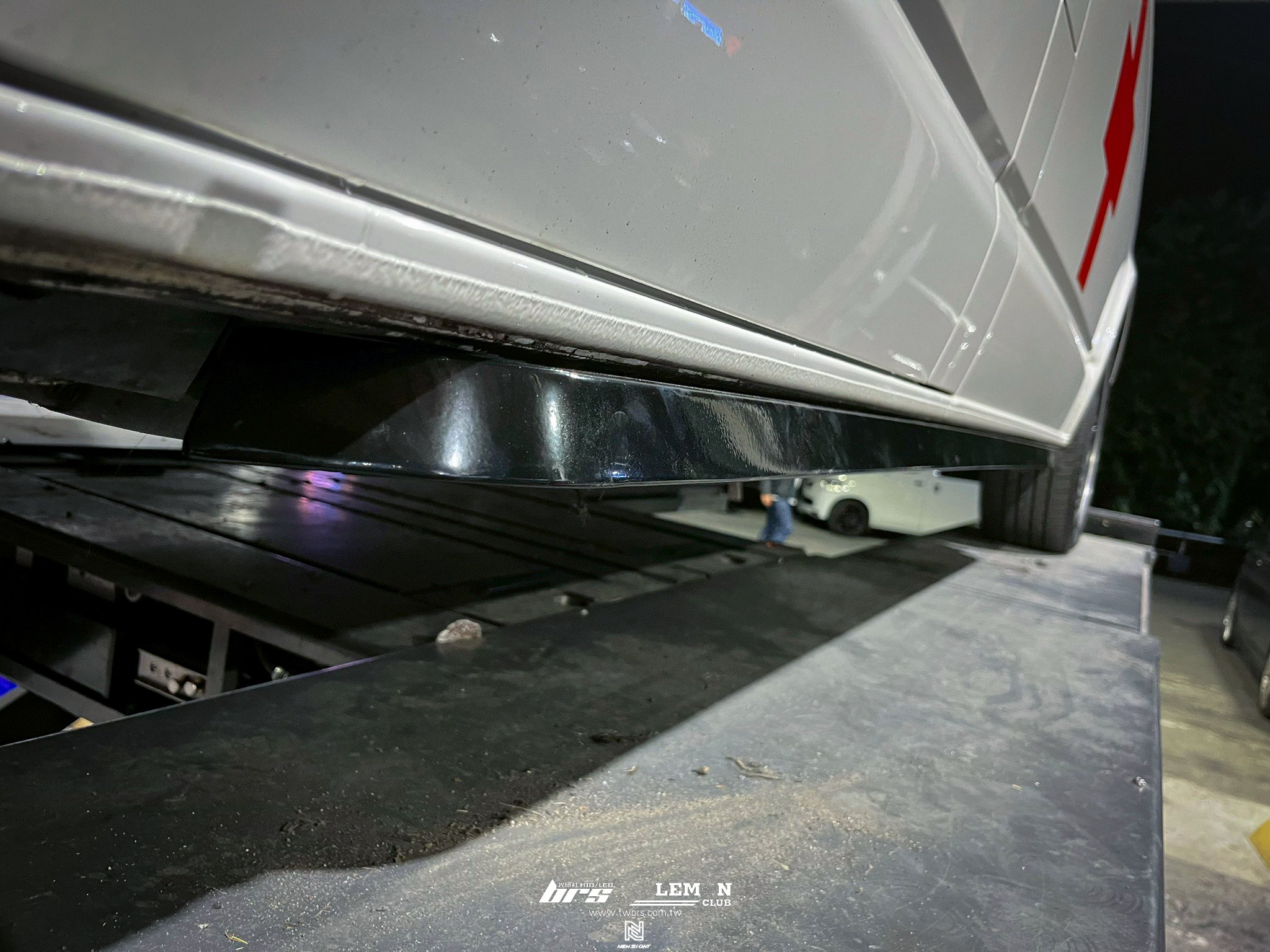 Volkswagen T6.1長軸 安裝 英國風方型側邊防撞桿(側裙)