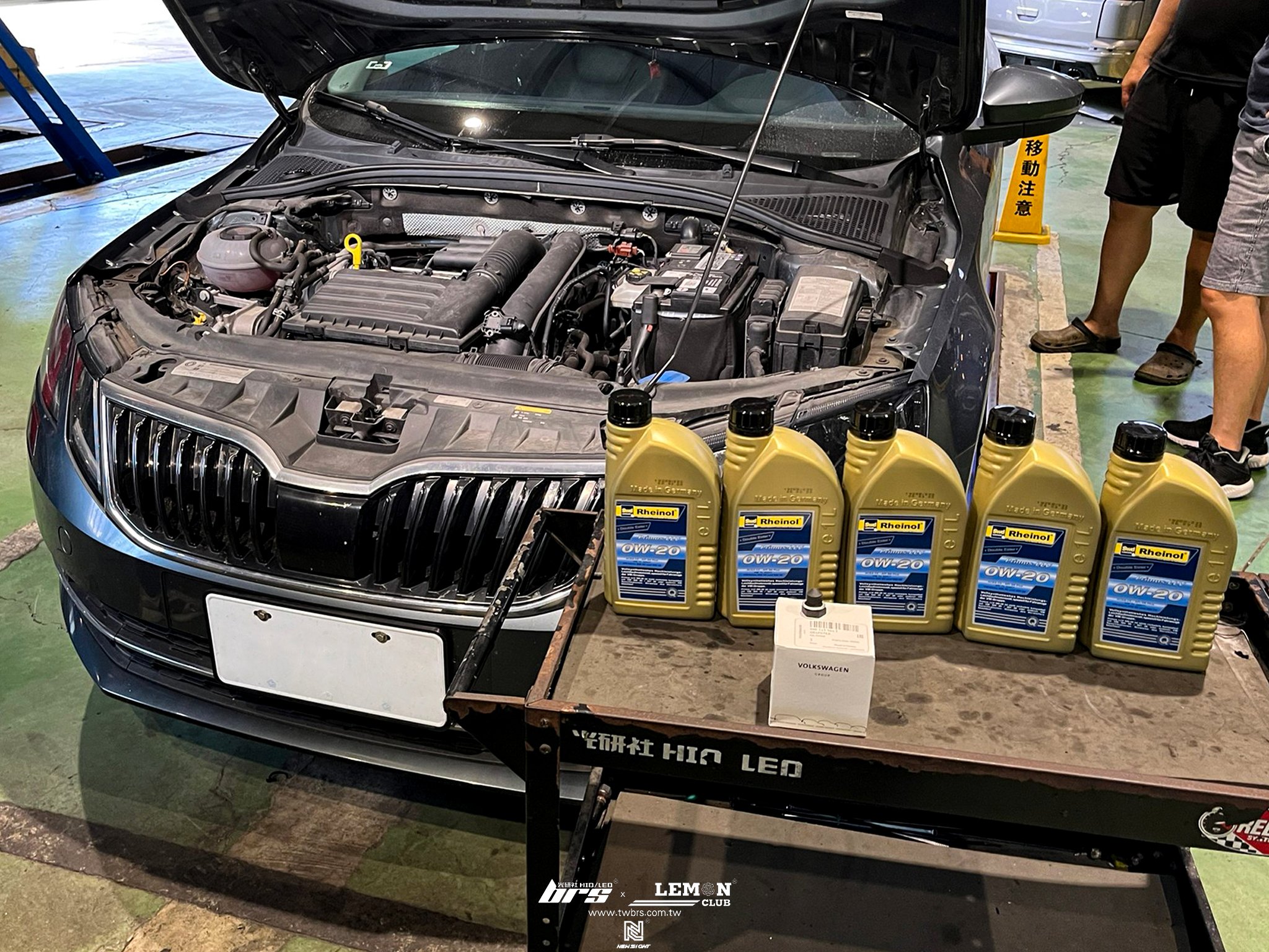 Skoda Octavia 保養 德國Rheinol萊茵機油0W20更換+原廠機油芯更換+原廠洩油螺絲+墊片更換+把手式倒車顯影鏡頭(軌跡版)