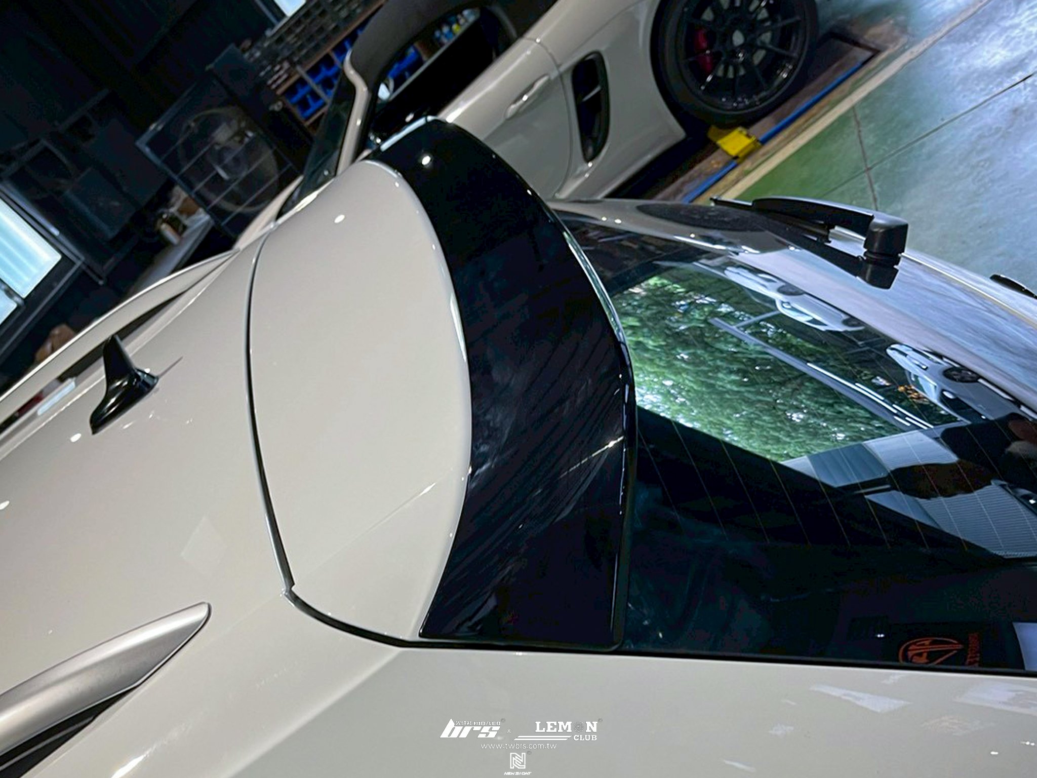 Volkswagen New Tiguan 安裝 副廠亮黑水箱罩+左後門電動窗開關+亮黑盲點後視鏡蓋+R-Line尾翼+前黑標+後黑標