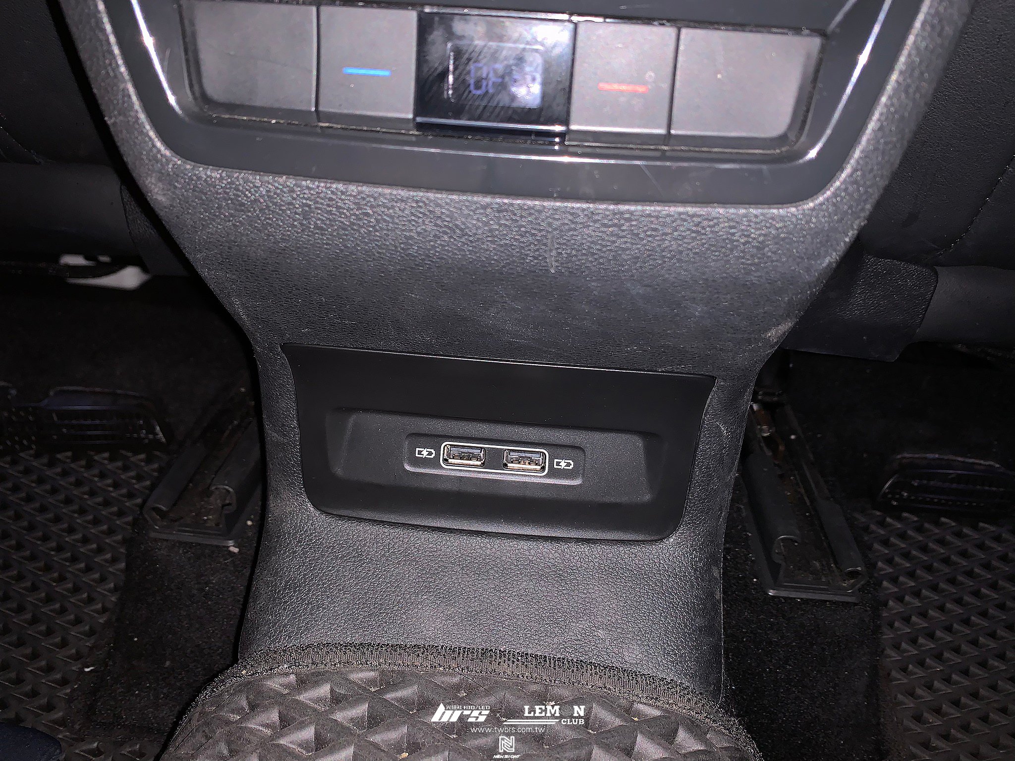 Skoda Kodiaq 安裝 後座USB充電孔