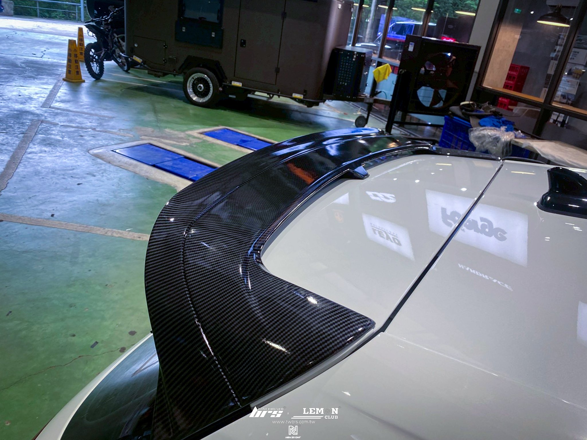 Volkswagen Golf 8 安裝 安裝 副廠CS款水轉印尾翼+副廠碳纖維後視鏡蓋