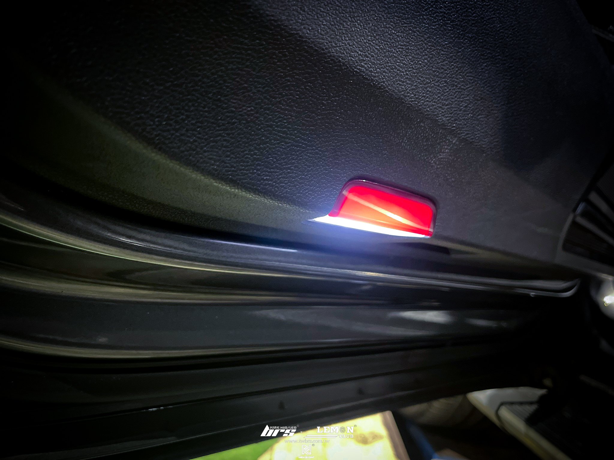 Volkswagen New Tiguan 安裝 專用門邊燈