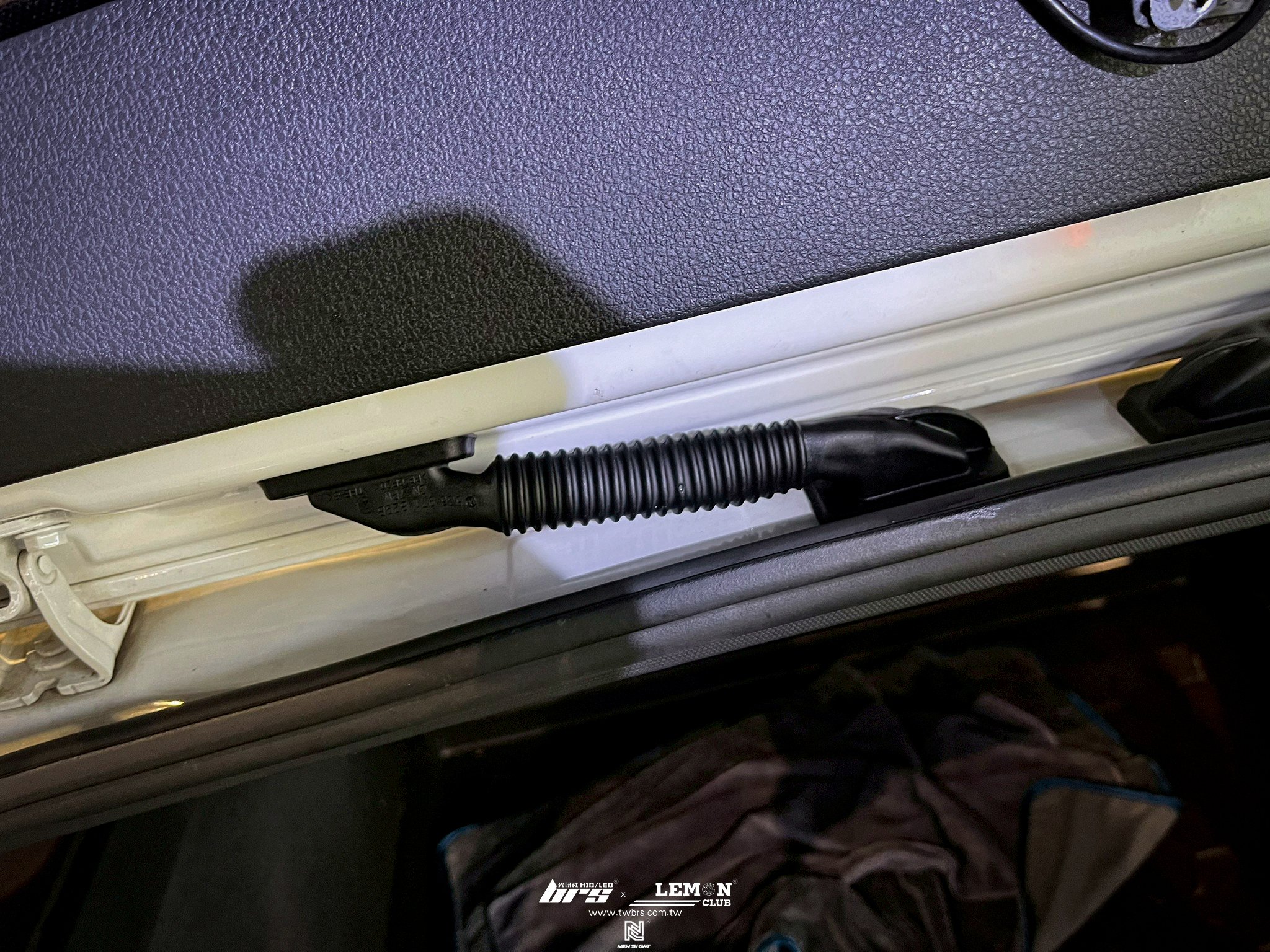 Volkswagen Golf 7.5 Variant 安裝 MQB後車箱線束護管