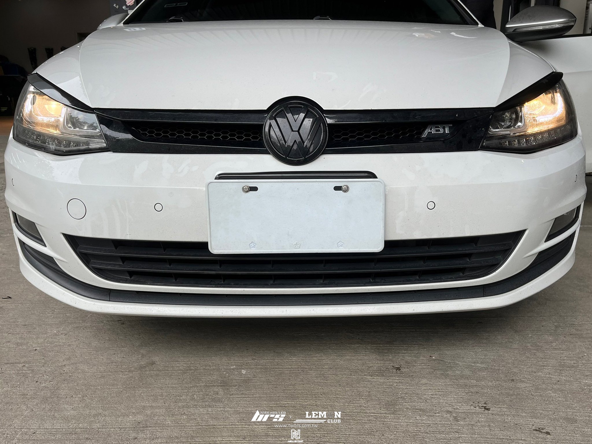 Volkswagen Golf 7 Variant 安裝 PHILIPS H7 鹵素燈泡