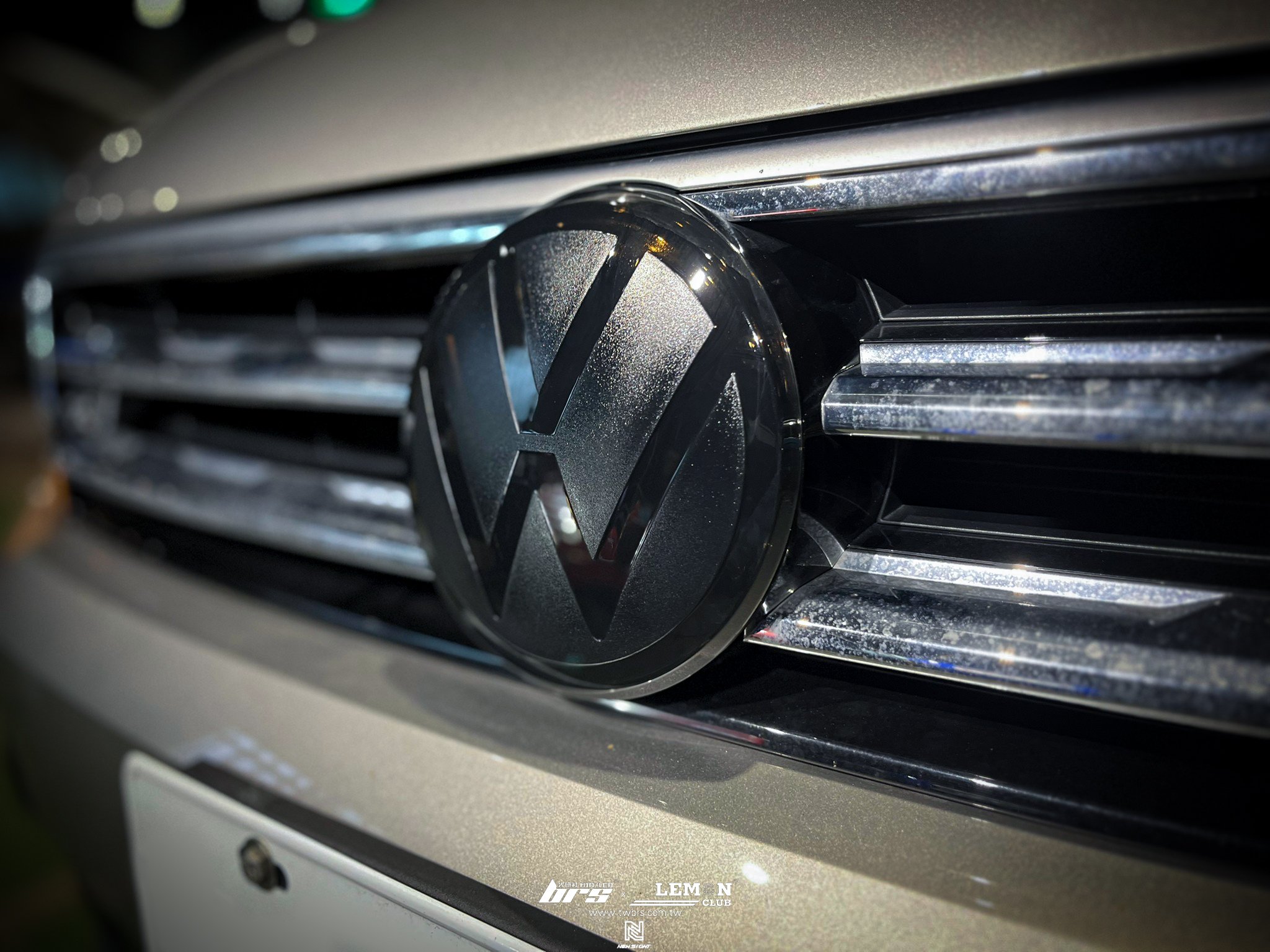 Volkswagen New Tiguan R-Line 安裝 類Max側裙+專用側翼+類Max尾翼+類Max前下巴+後黑標+前黑標+專用亮黑盲點後視鏡蓋+專用後視鏡流水LED方向燈