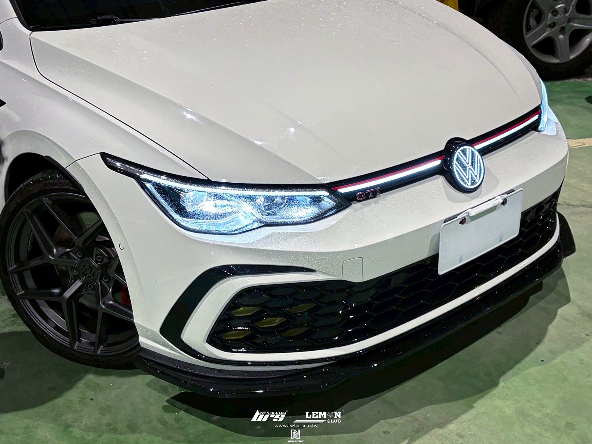 Volkswagen Golf 8 GTI 安裝 副廠前桿夜色套件+發光廠徽+怠速熄火啟停自動關閉器+後雨刷移除塞+CS款類MAX前下巴-V2