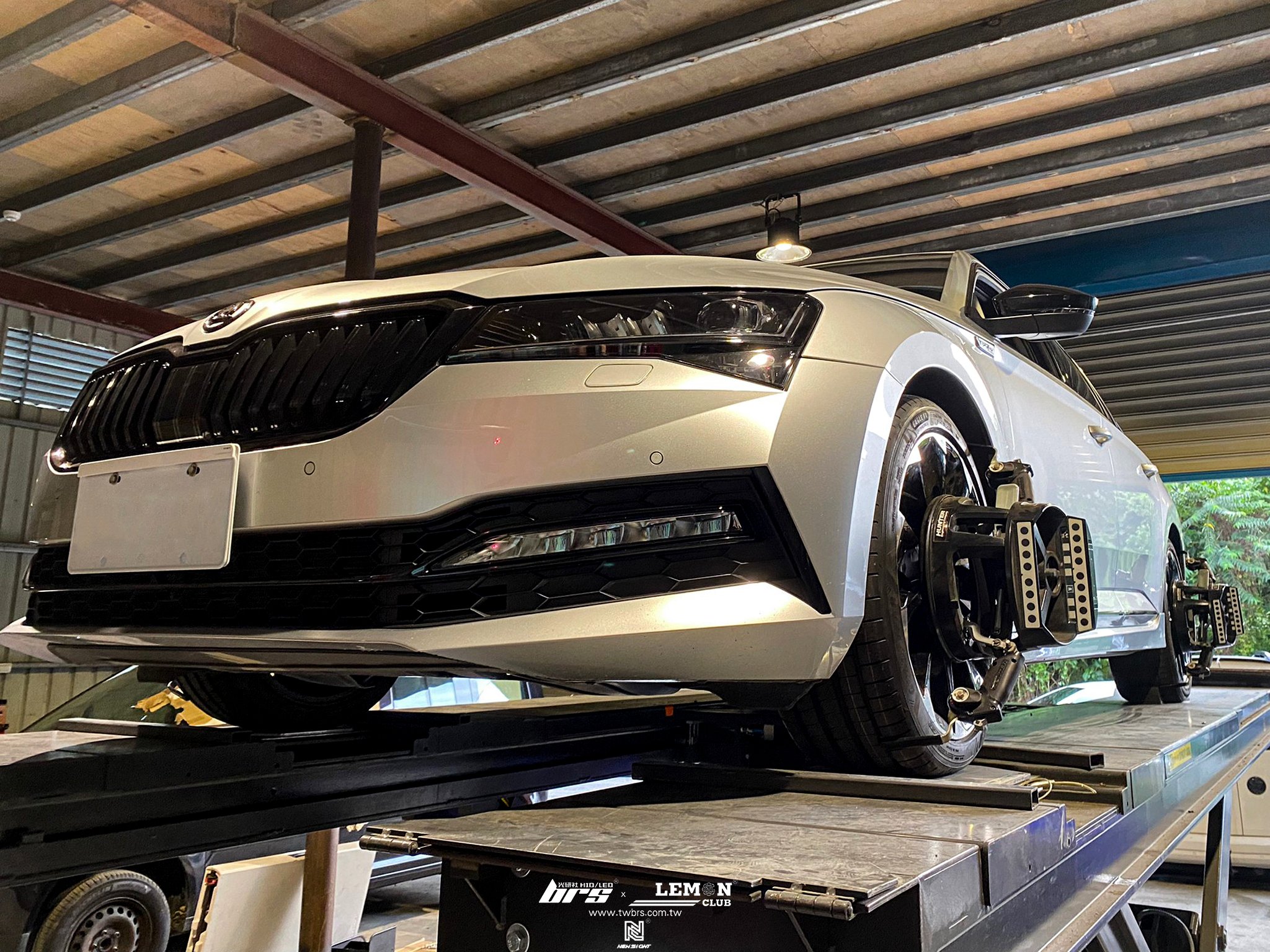 Skoda Superb 安裝 原廠直接式胎壓系統搭配ORO金屬黑氣嘴+GOOD YEAR 235／40／19-F1A6輪胎+HUNTER 3D電腦四輪定位