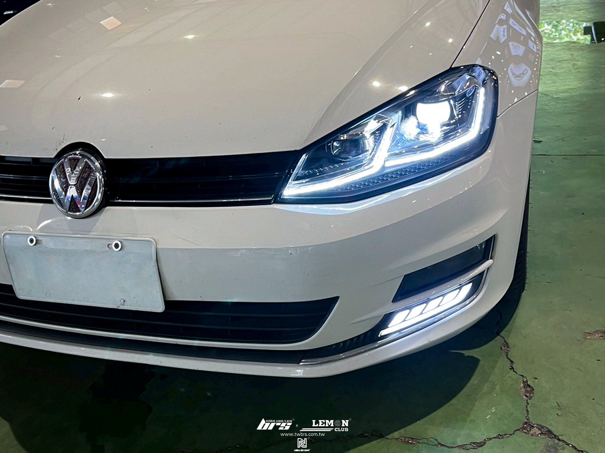 Volkswagen Golf 7 安裝 副廠7改7.5式樣紅線魚眼大燈總成