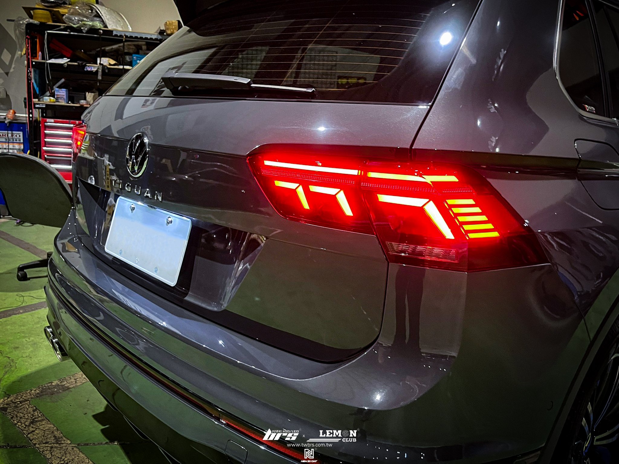 .Volkswagen New Tiguan 安裝 21年式原廠動態流水尾燈+R字樣葉子板側標+R字樣水箱罩標