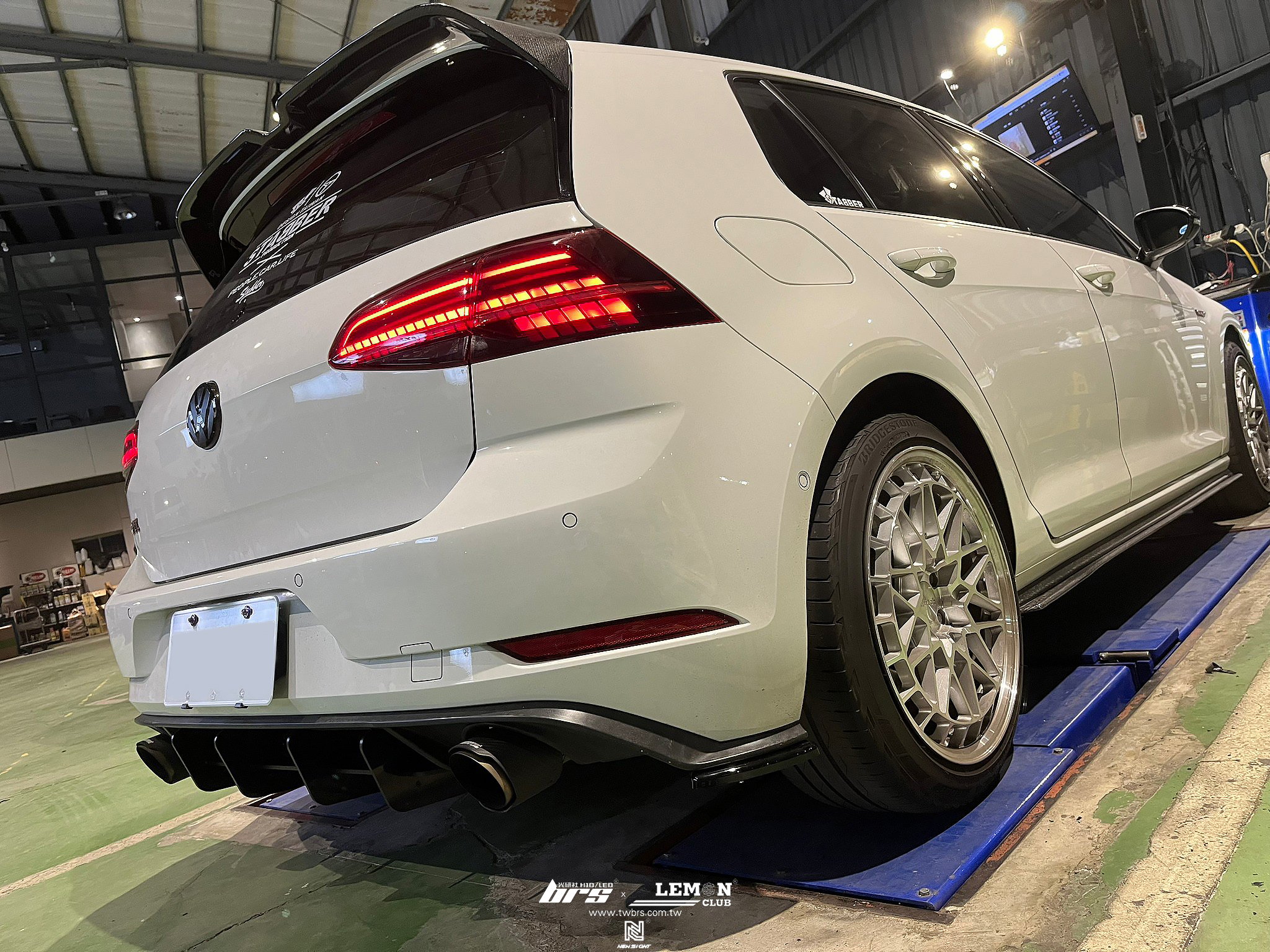 Volkswagen Golf 7.5 GTI 安裝 前後黑標+類MAX後下擾流+後下包角