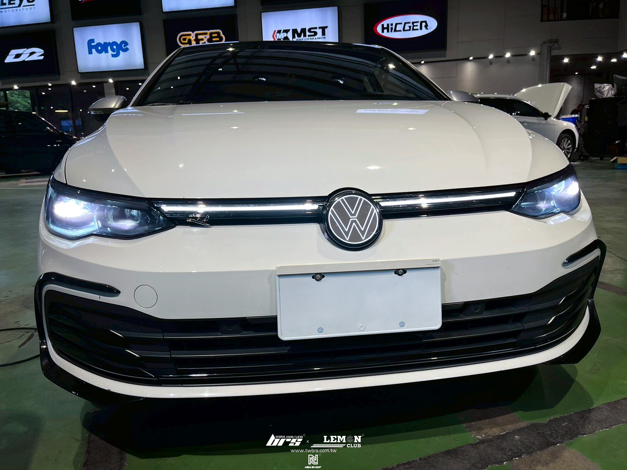 Volkswagen Golf 8 安裝 發光廠徽