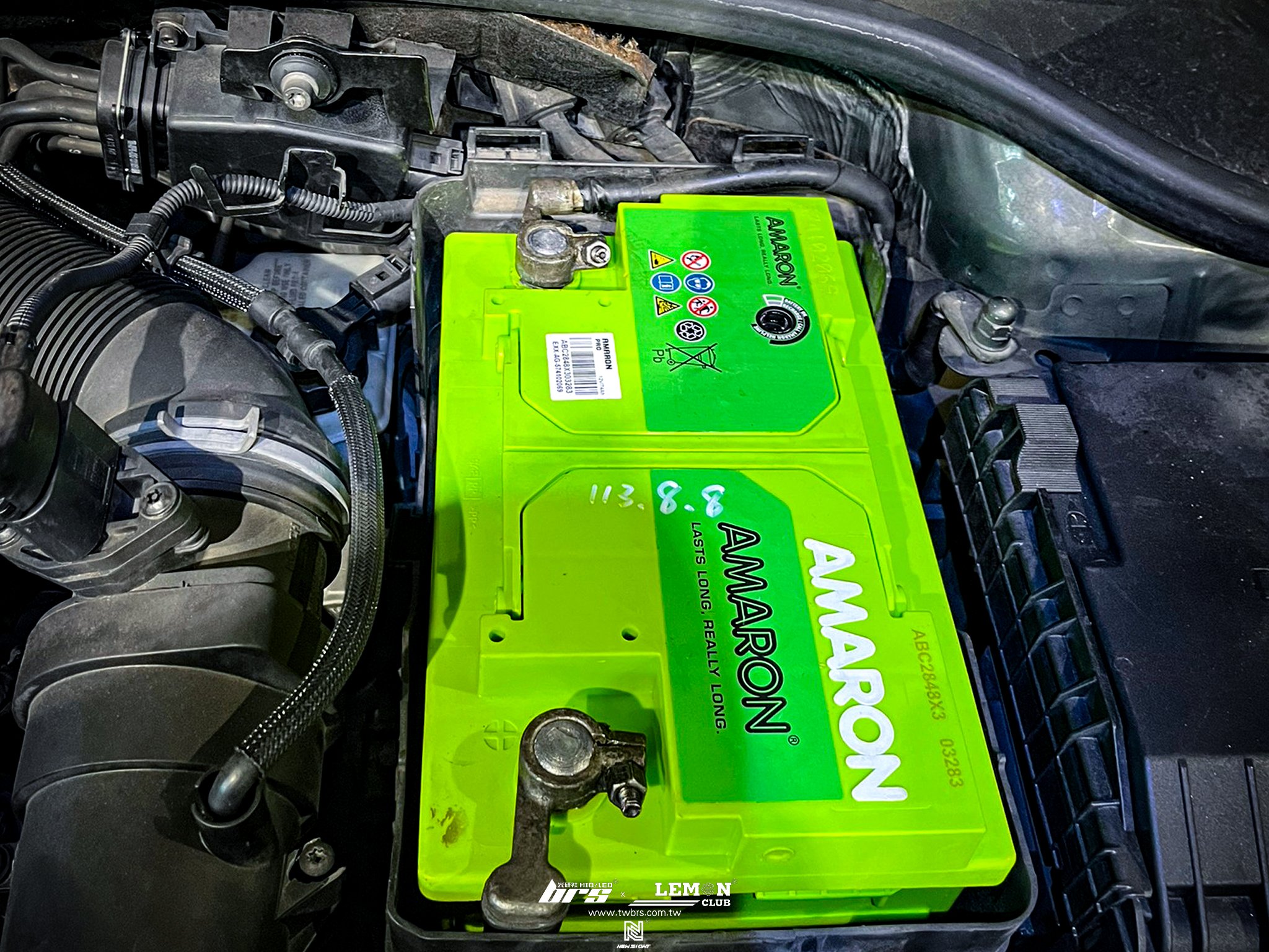 Volkswagen Golf 4 保養 德國Rheinol萊茵機油5W30更換+原廠機油芯更換+原廠洩油螺絲+墊片更換+AMARON電瓶更換+後Brembo來令片(紅皮)+後Brembo平盤