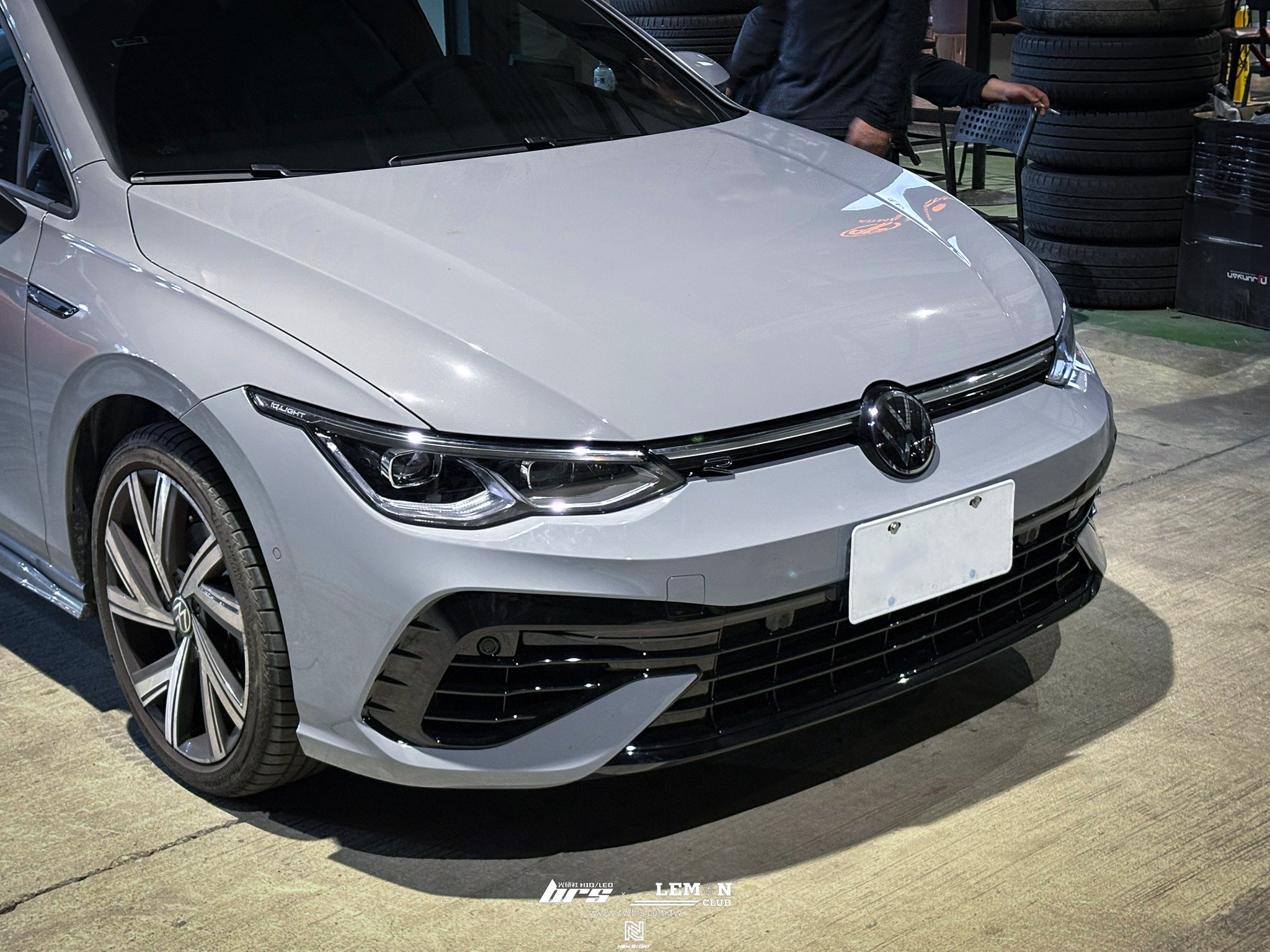 Volkswagen Golf 8 安裝 Golf 8 R 副廠前保桿