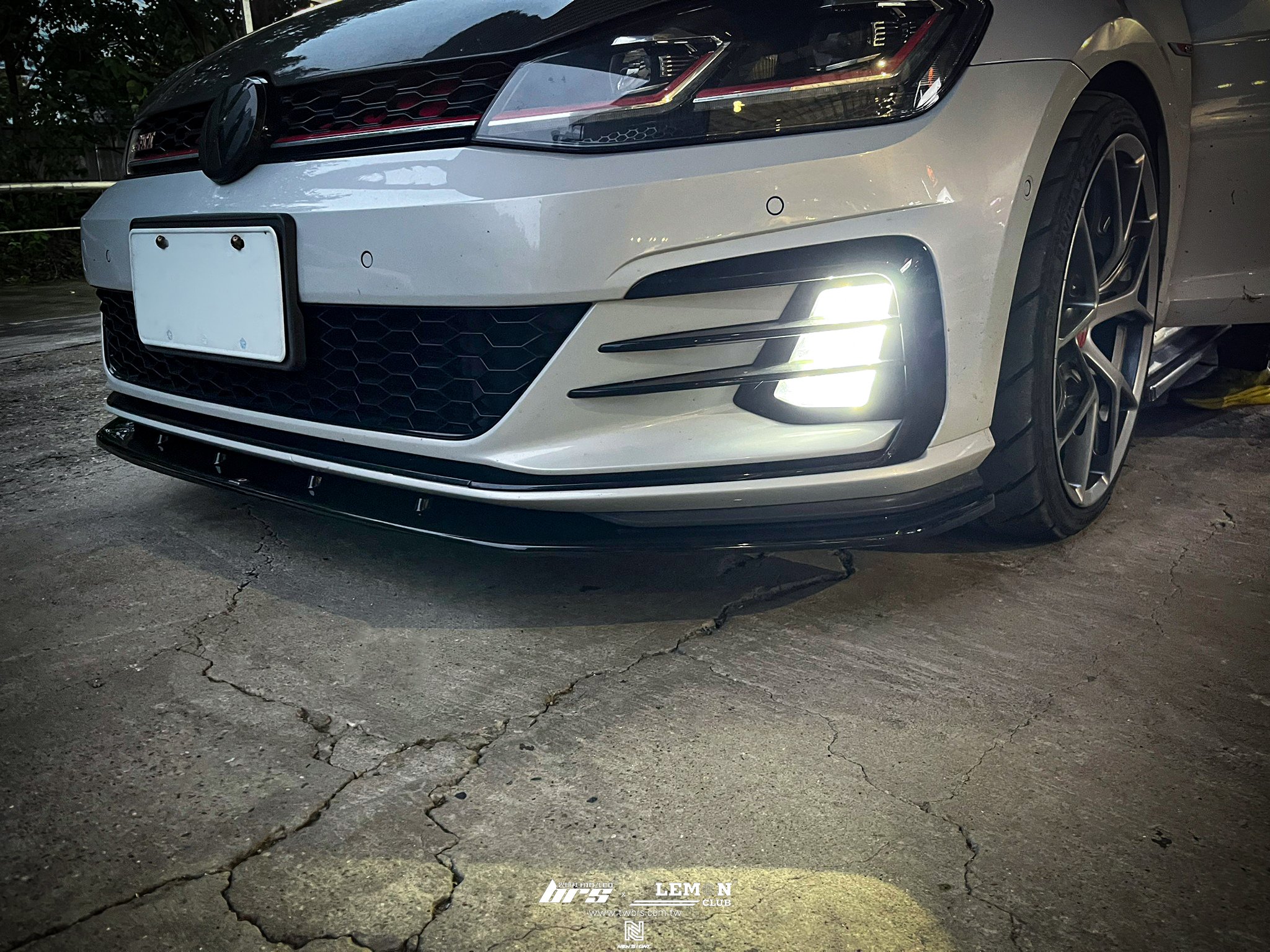 Volkswagen Golf 7.5 安裝 GTI專用類MAX前下巴