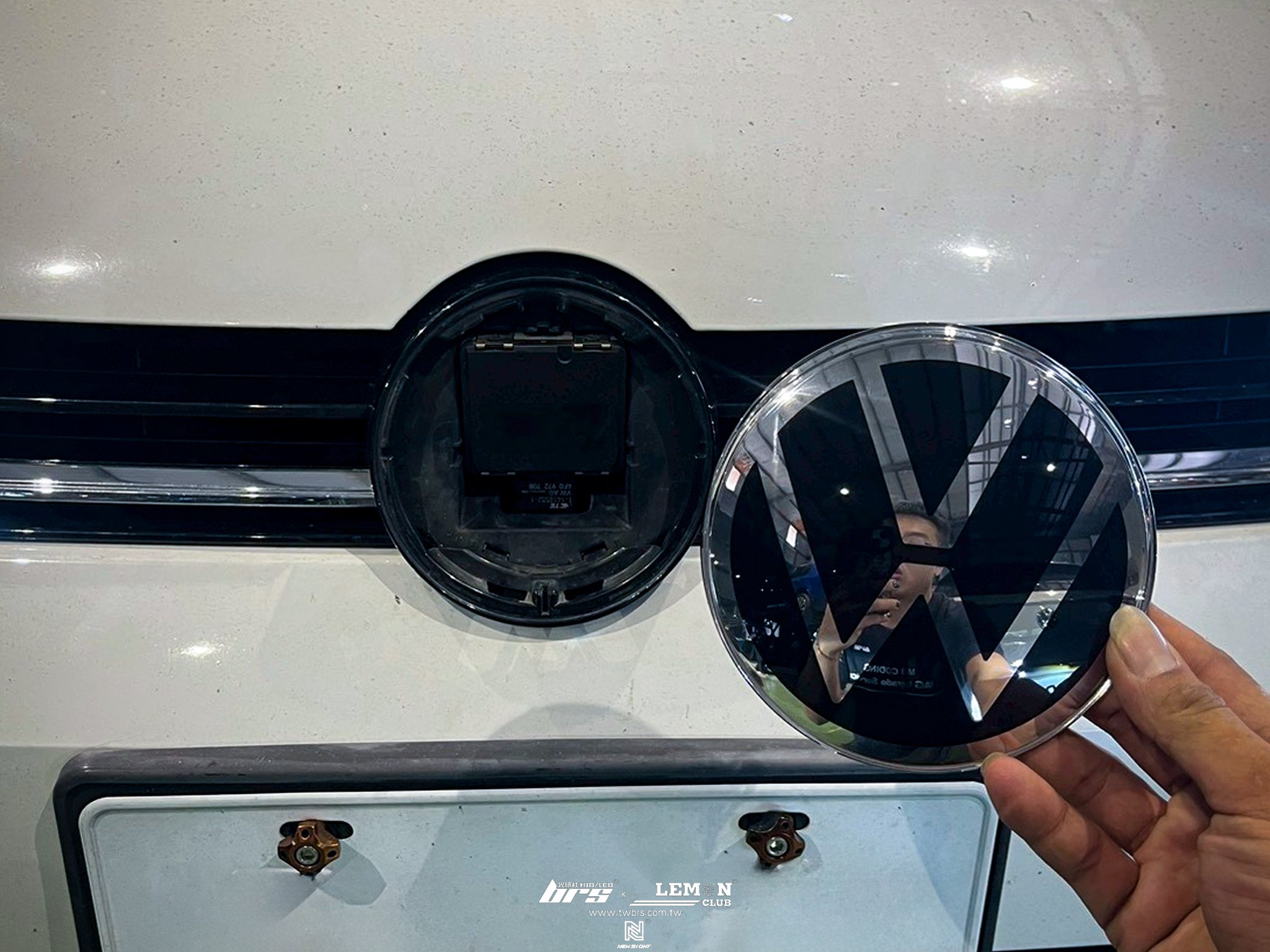 Volkswagen Golf 7.5 安裝 原廠ACC廠徽