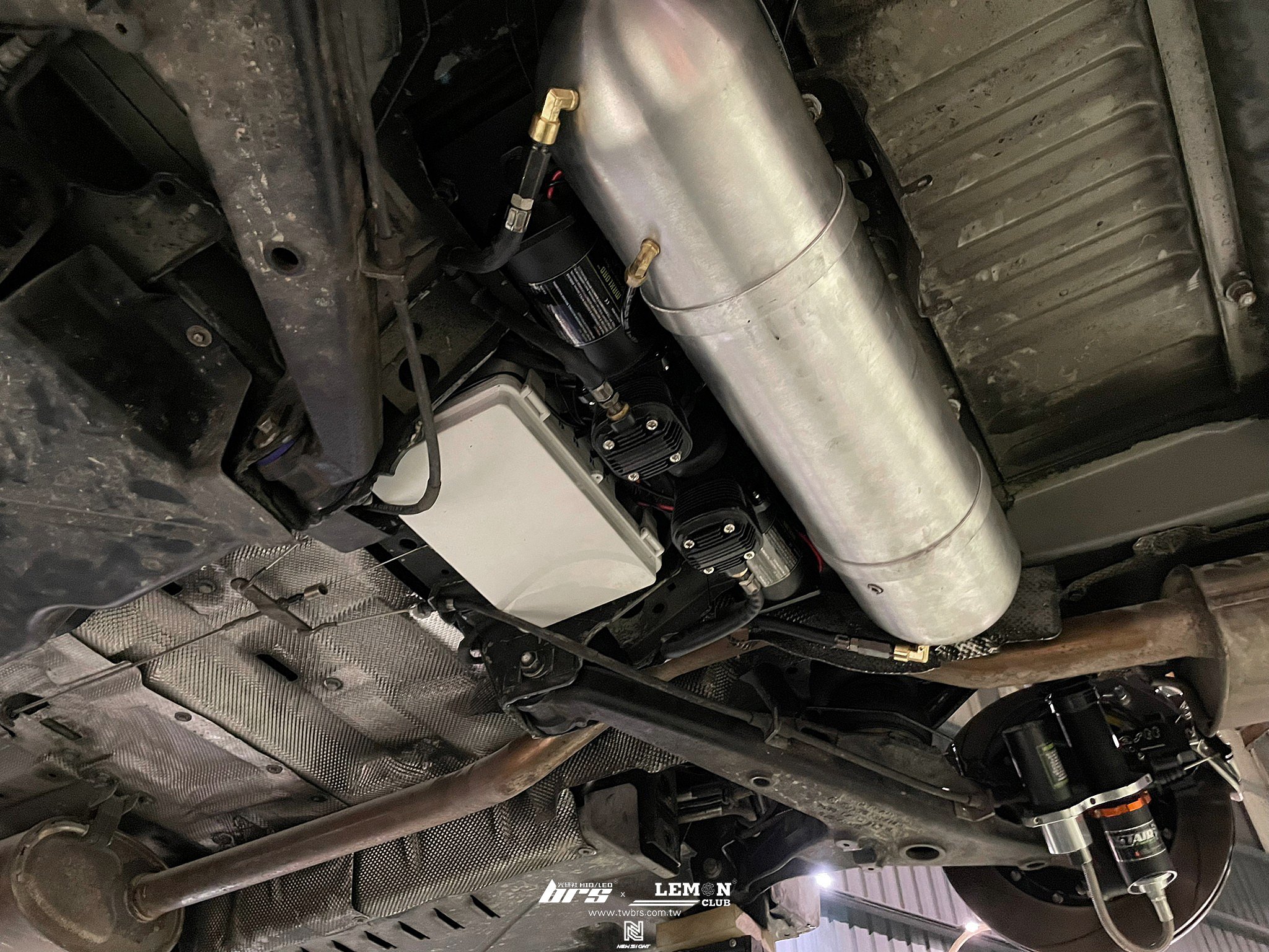Volkswagen T6 安裝 Maxload四獨氣壓避震器+VS鍛造前6後4卡鉗+前後380mm劃線碟+VS鍛造20吋鋁圈(荷重VIA850KG)+SPORTLINE前中包