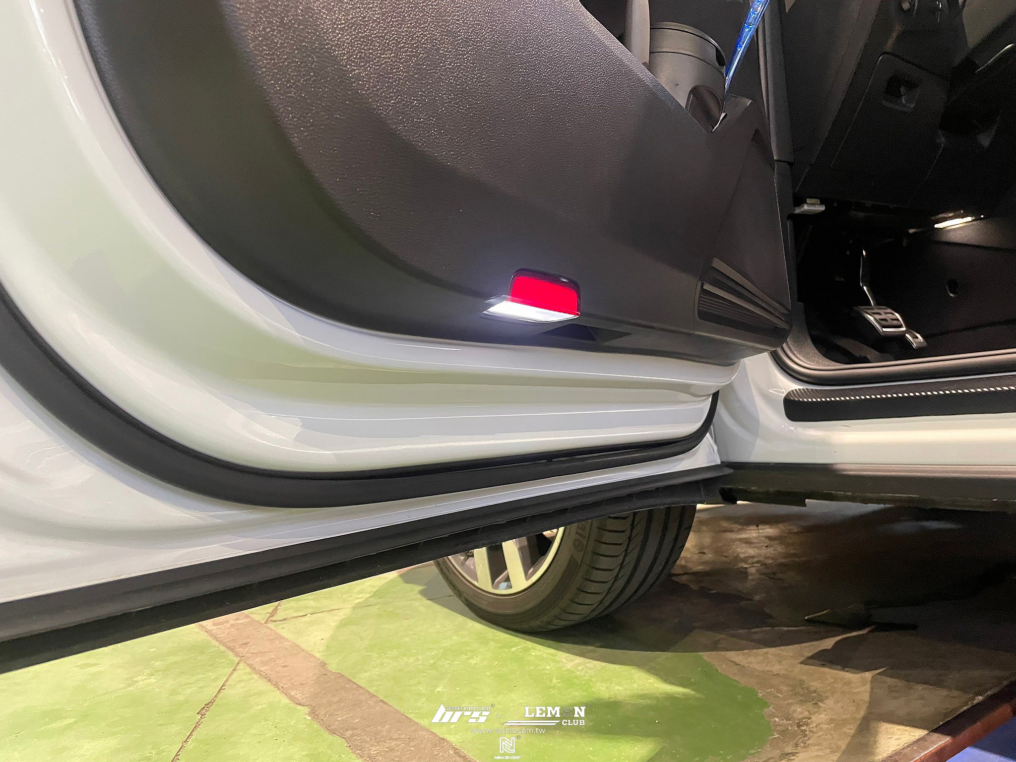 Volkswagen New Tiguan 安裝 原廠後座腳窩燈+門邊燈
