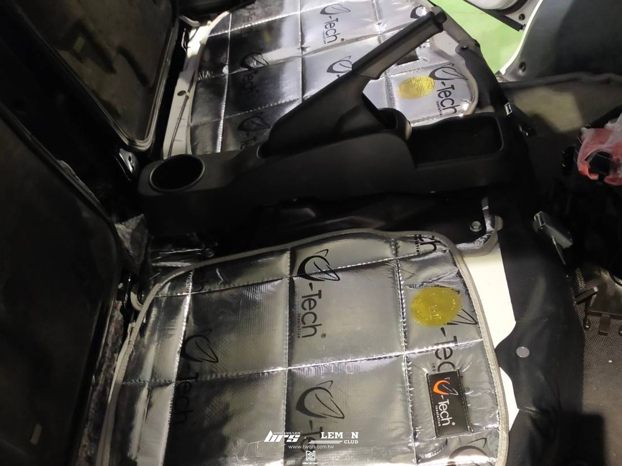 Toyota Town Ace 安裝 引擎室隔熱墊+中央置物扶手