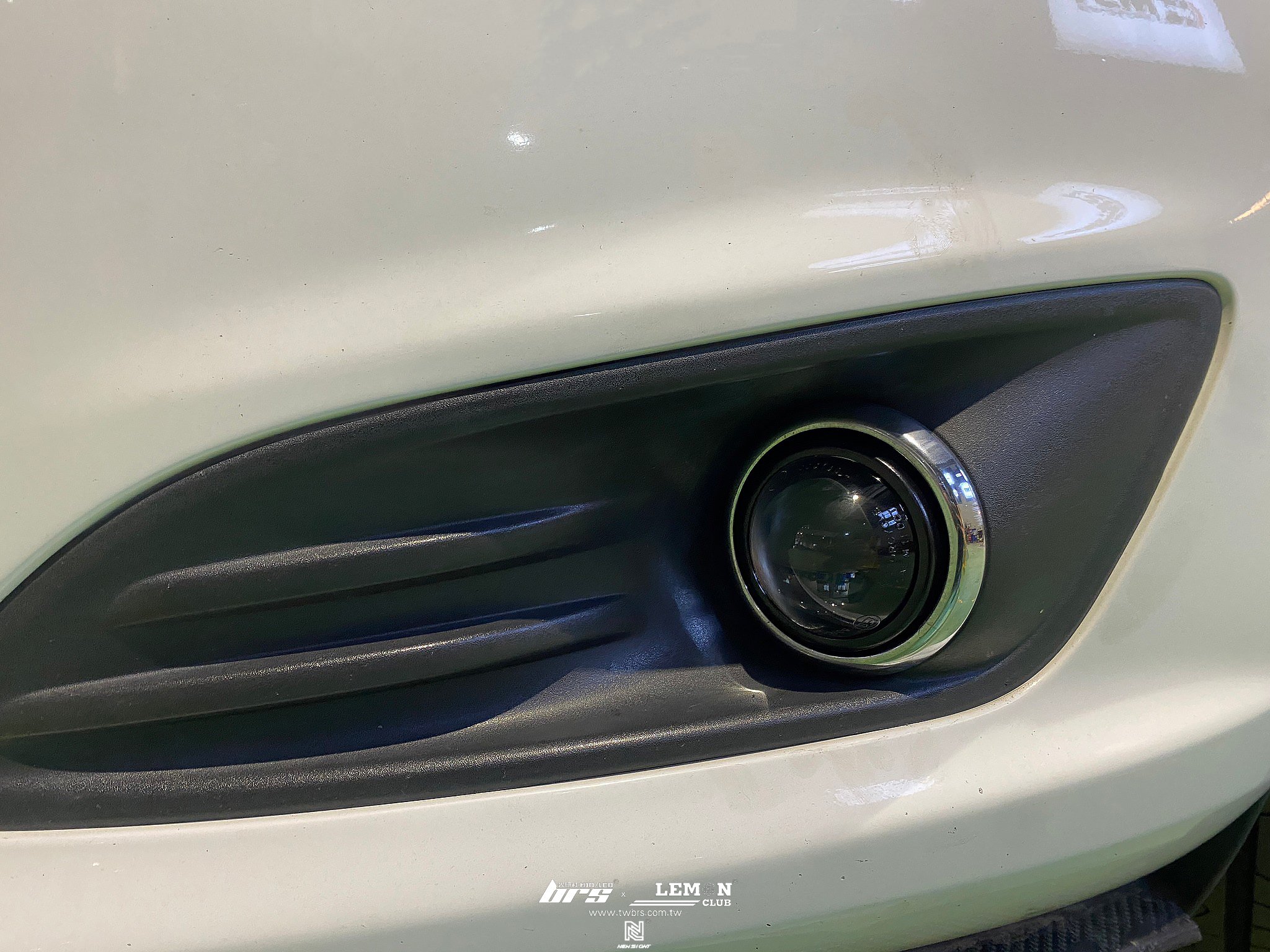 Ford Fiesta 安裝 魚眼霧燈總成+霧燈55W 6500K HID