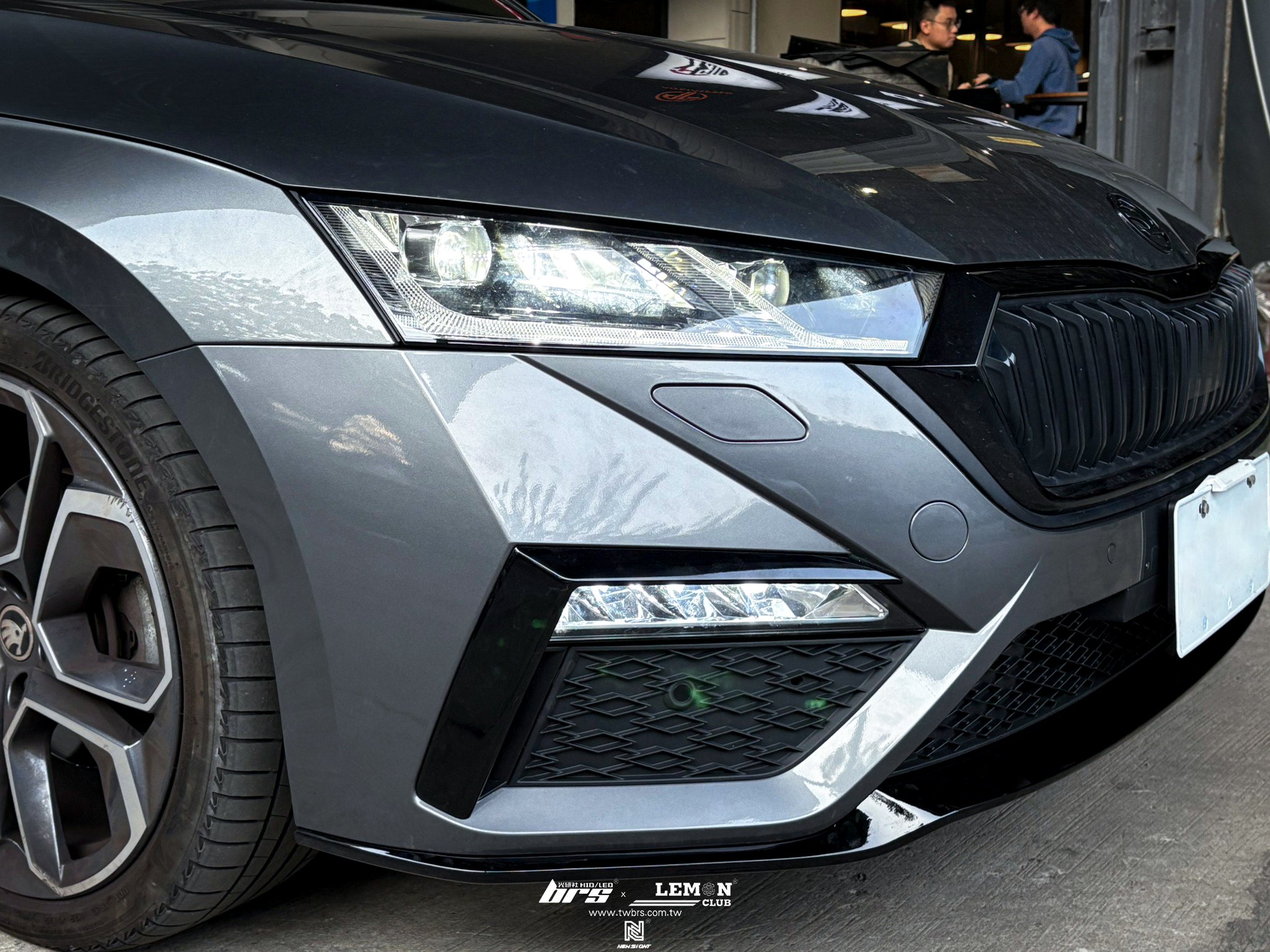 Skoda Octavia MK4 安裝 RS副廠前保桿+油箱蓋底座