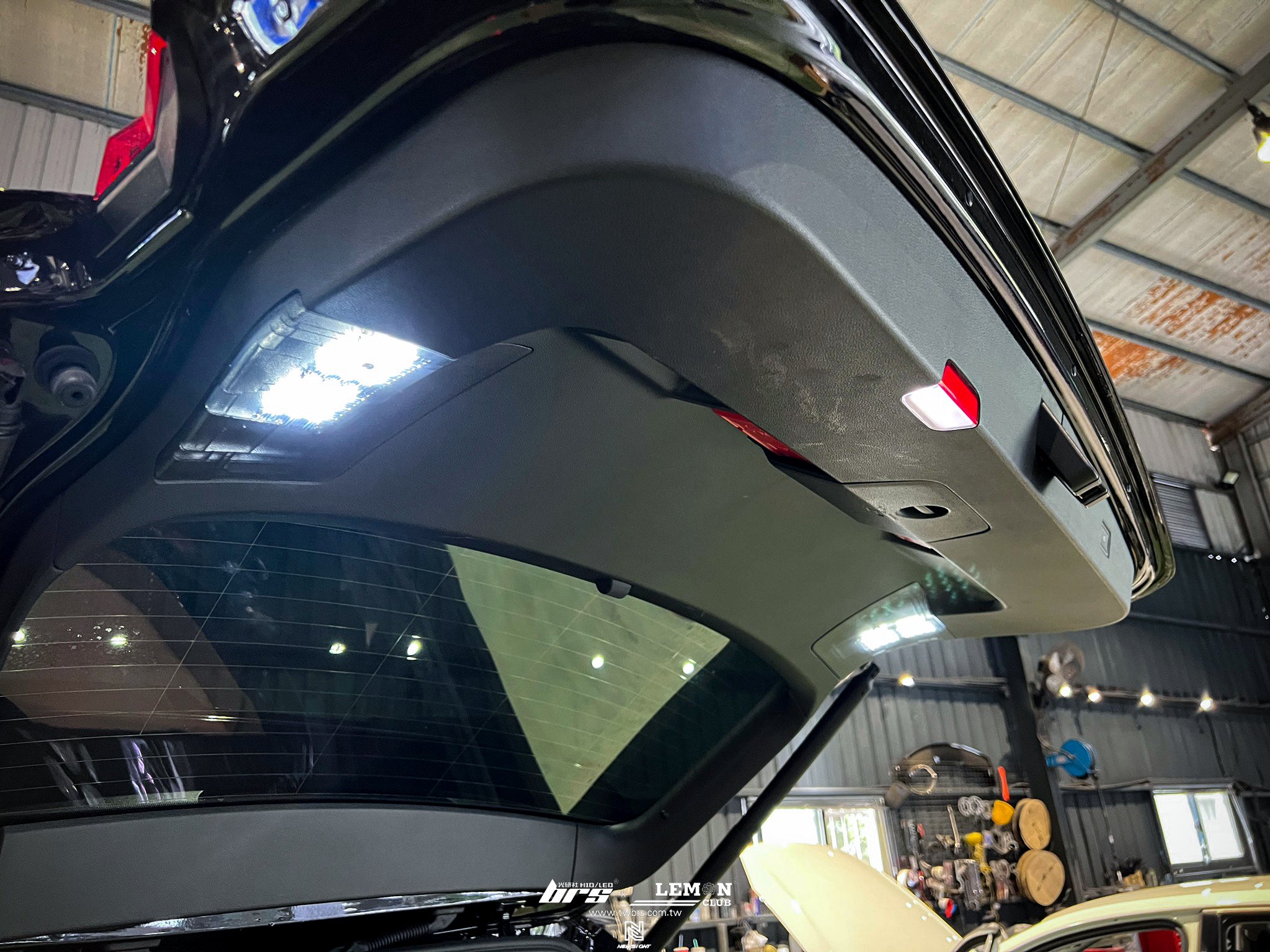 Volkswagen New Tiguan R 安裝 類MAX前下巴+專用尾門燈+側翼