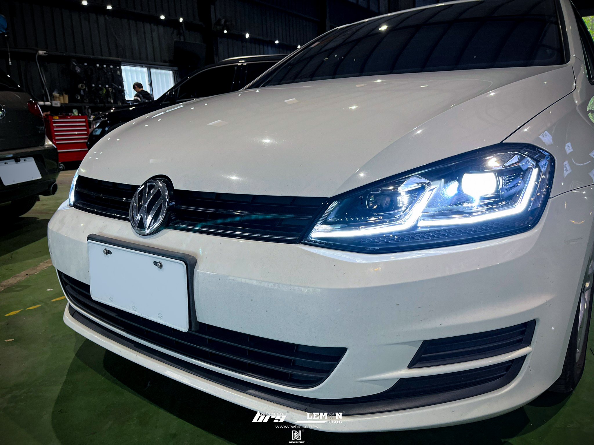 Volkswagen Golf 7 安裝 7改7.5銀線魚眼大燈總成+D2H 6500K 高階款LED+7改7.5代副廠流水LED尾燈