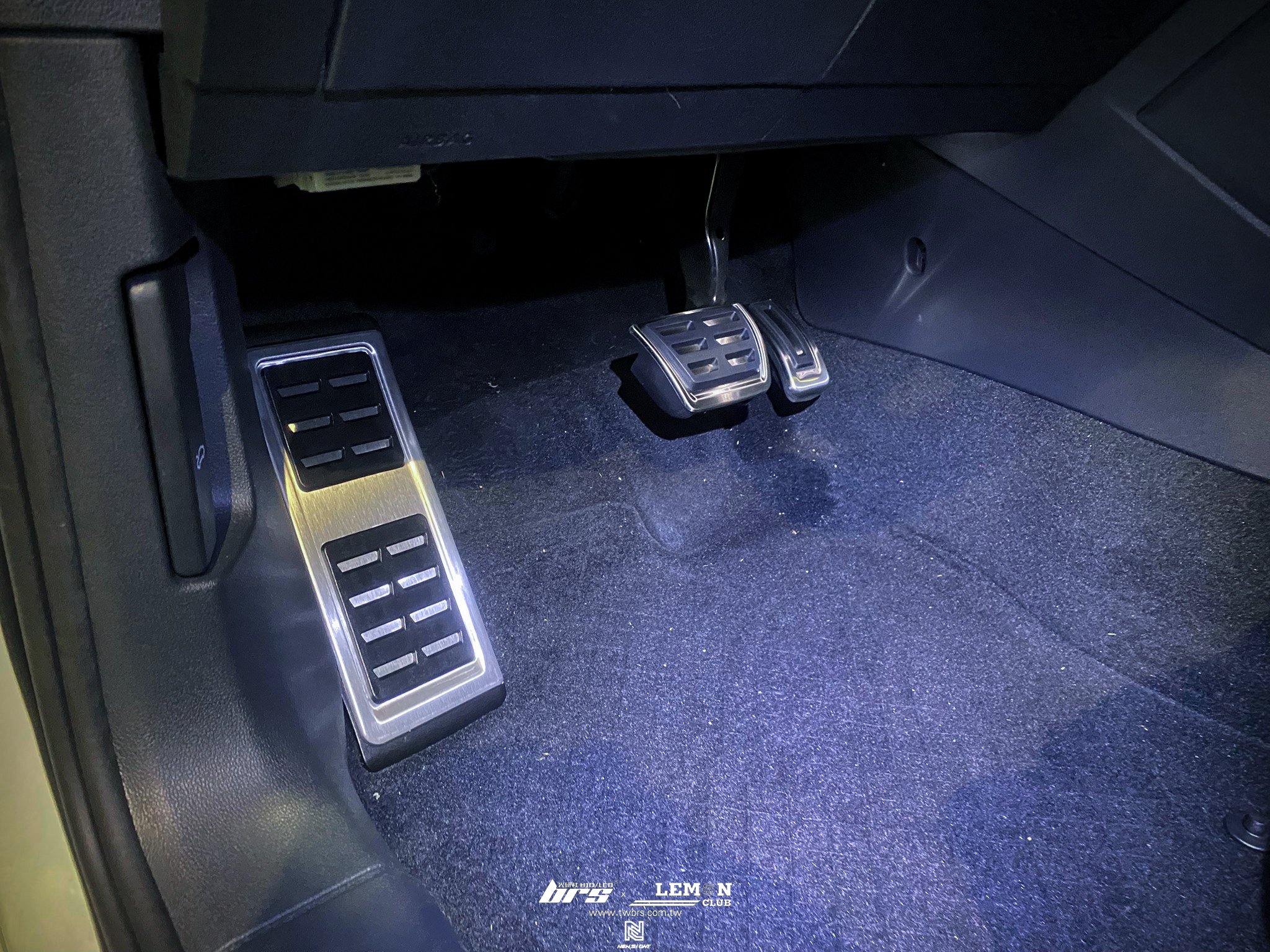 Volkswagen New Tiguan 安裝 發光廠徽+MQB鋁合金踏板(三件式)