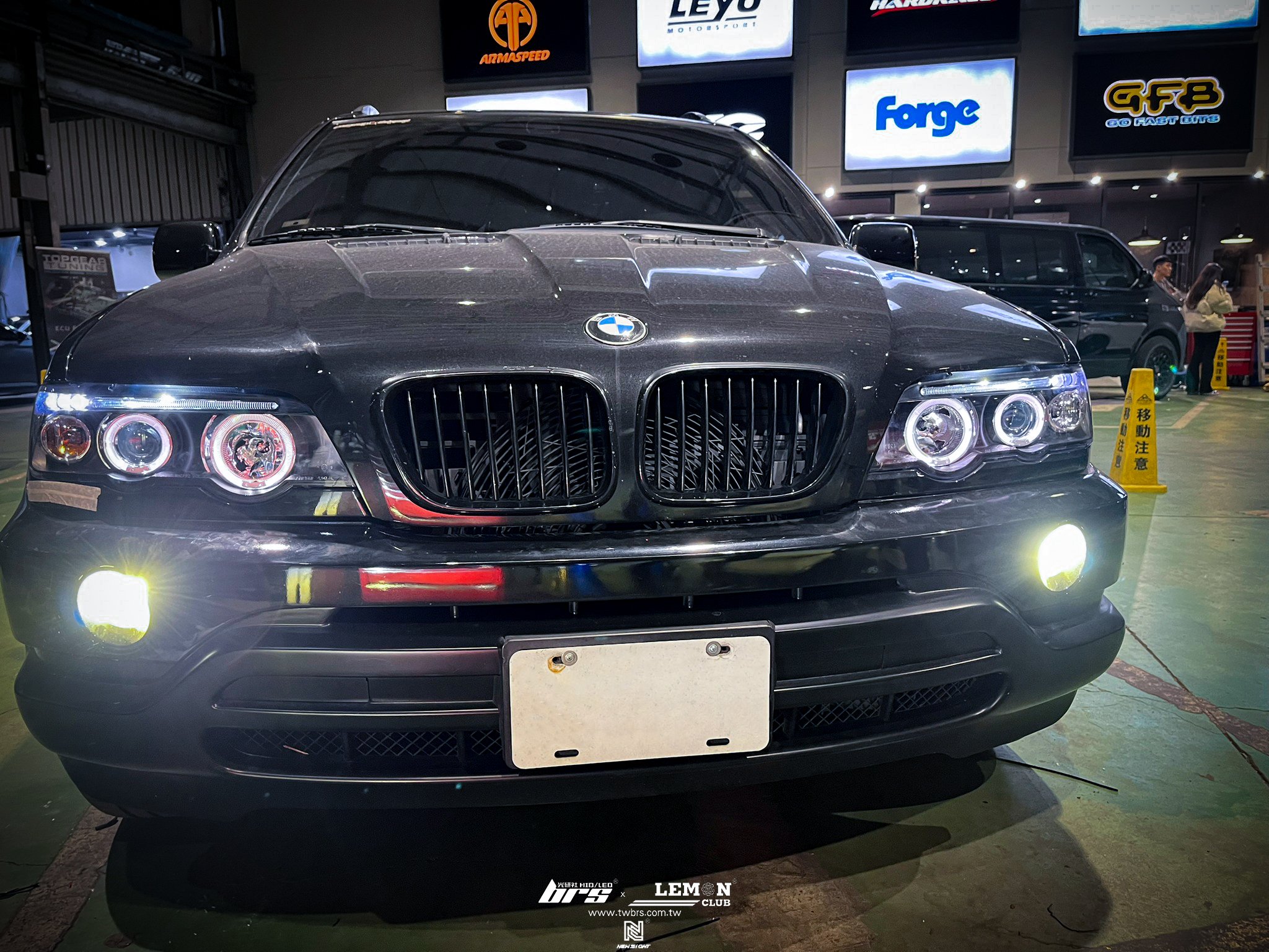BMW X5 安裝 雙光圈魚眼大燈總成+岩崎大燈35W 6500K HID+LED三色霧燈