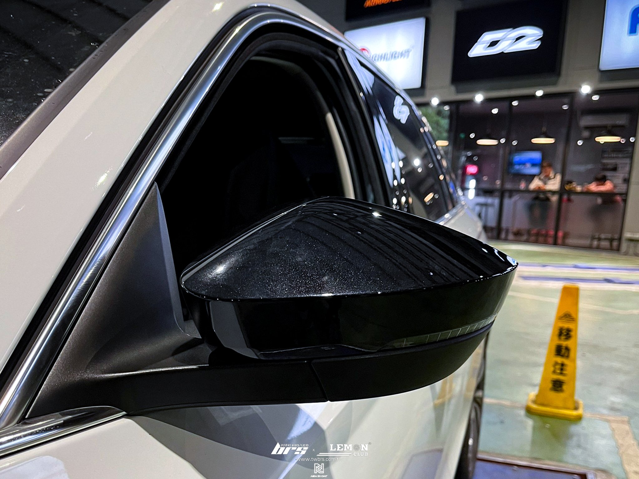 Skoda Octavia MK4 安裝 亮黑盲點後視鏡蓋