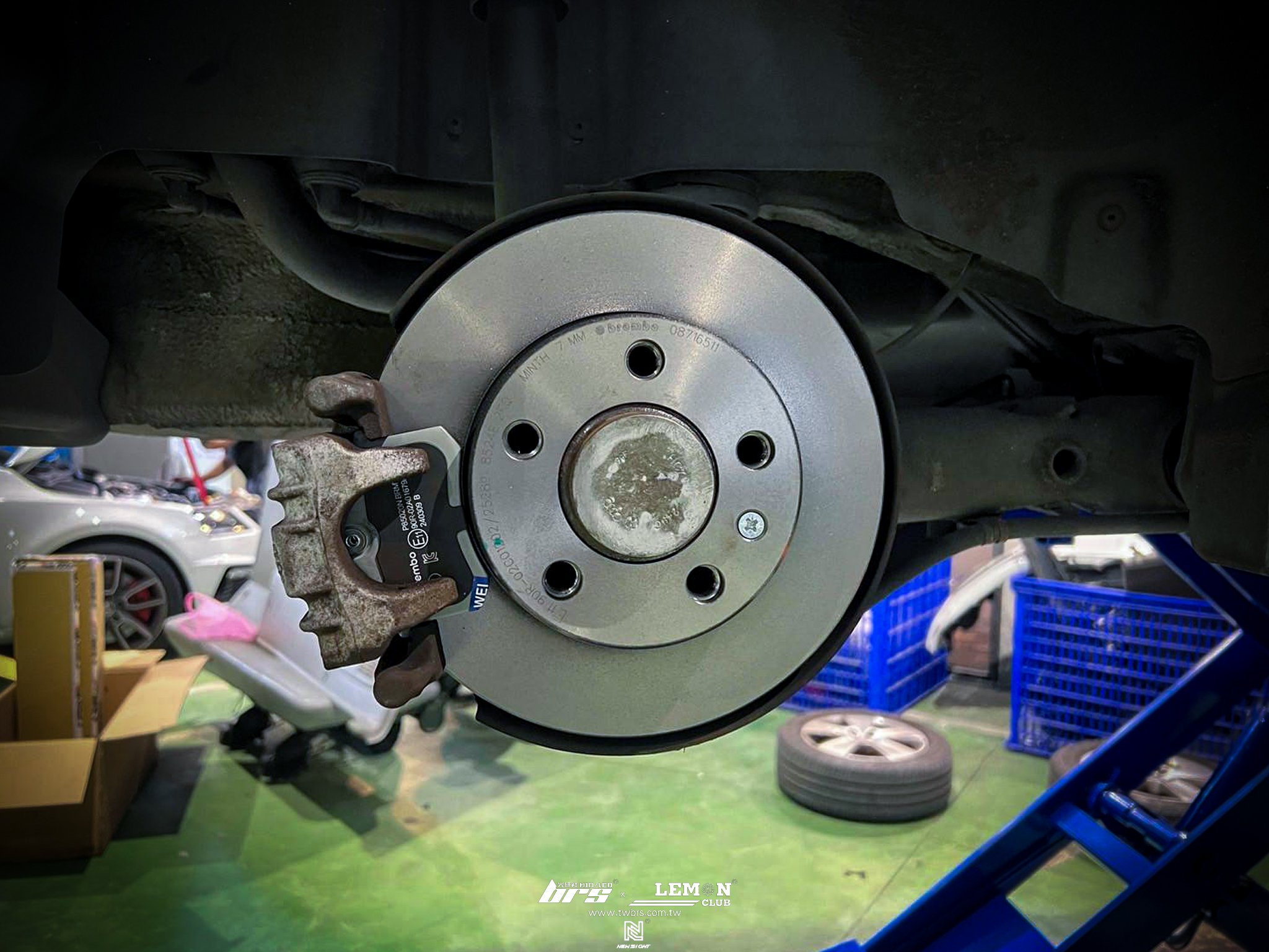 Skoda Rapid 安裝 後Brembo來令片(紅皮)更換+後Brembo平盤更換+右前內傳動軸防塵套更換