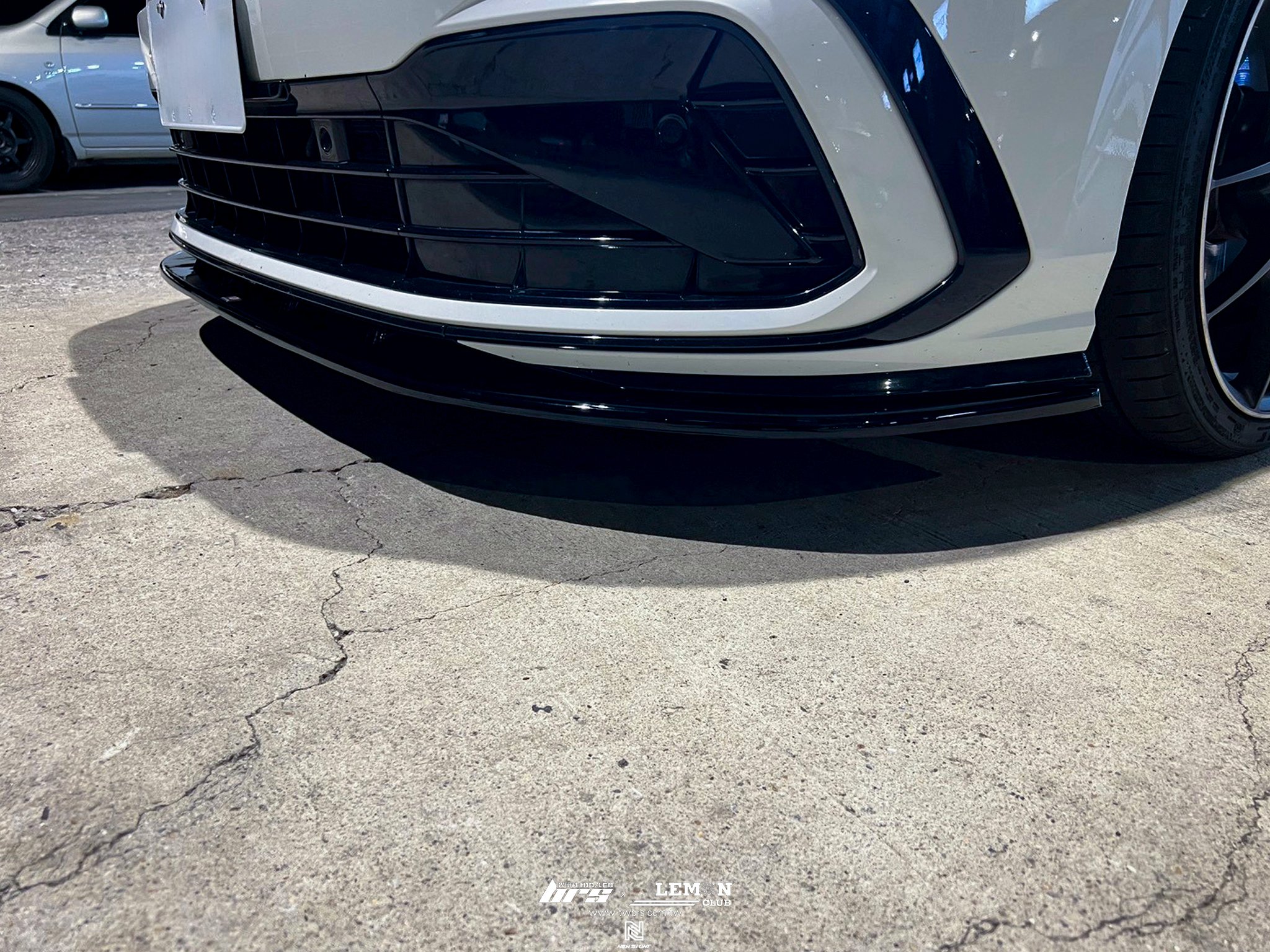 Volkswagen Golf 8 R-Line 安裝 類MAX前下巴-V1