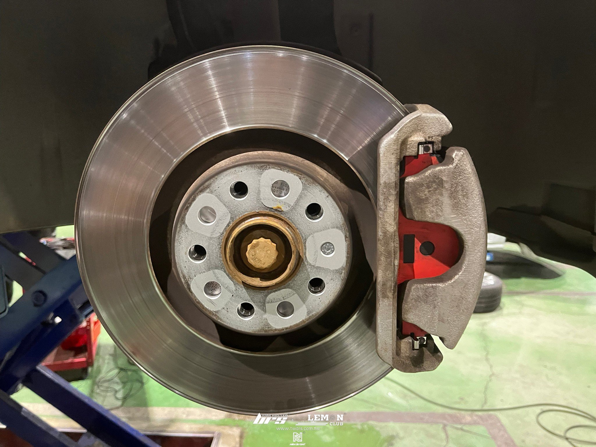 Skoda Superb 安裝 Brembo前後來令片(紅皮)