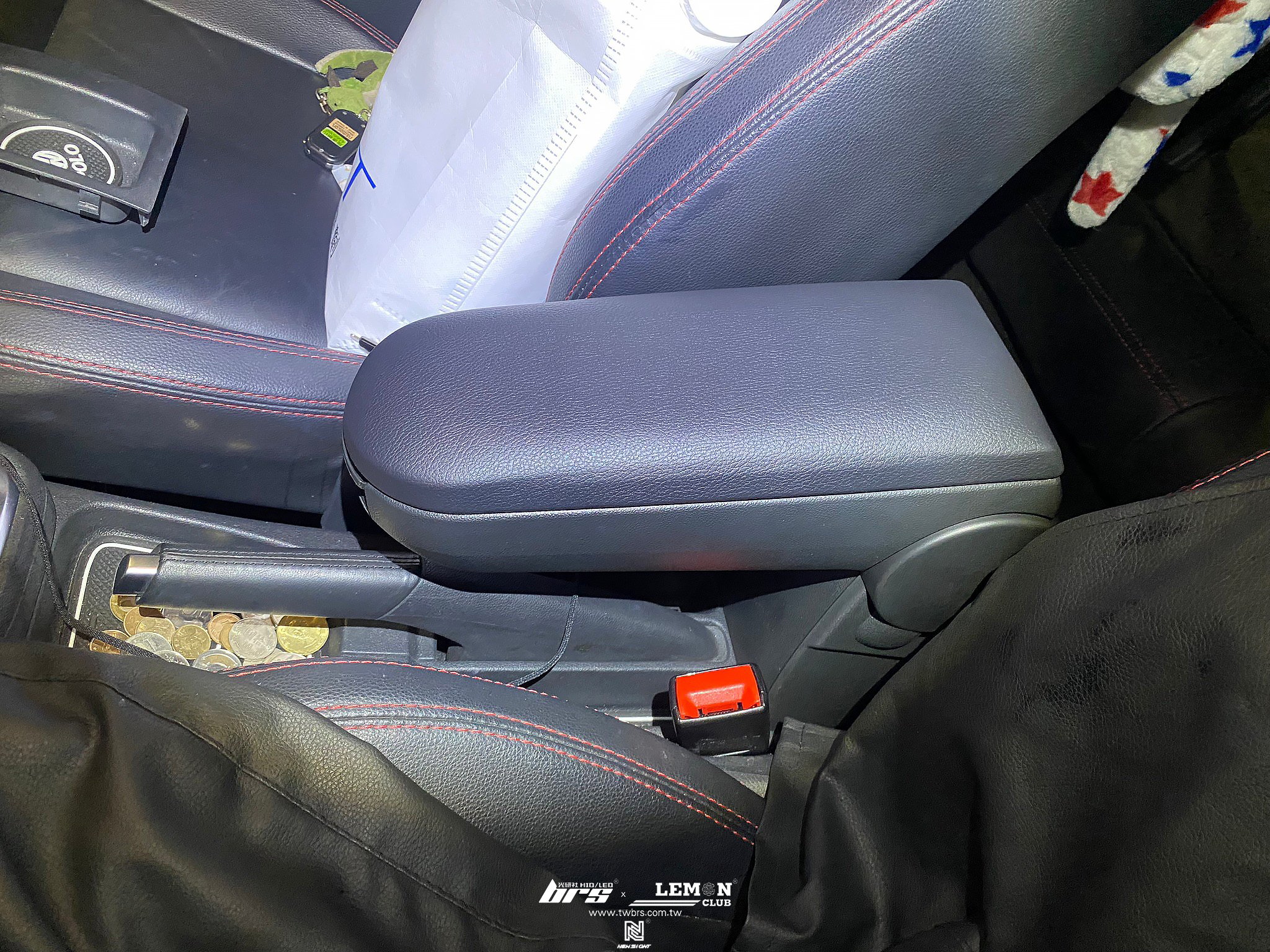 Volkswagen Polo 安裝 原廠件中央扶手
