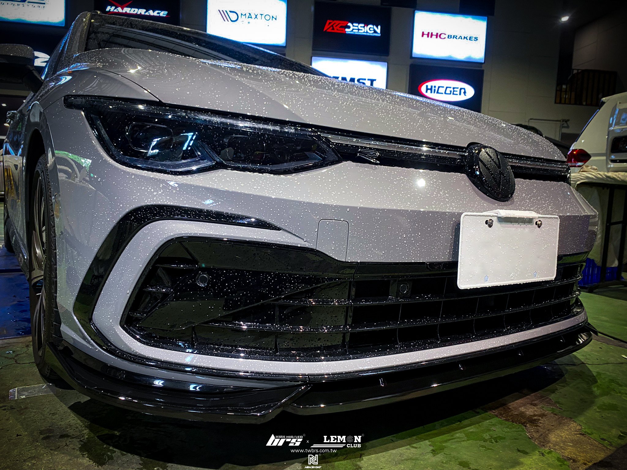 Volkswagen Golf 8 安裝 三件式前下巴