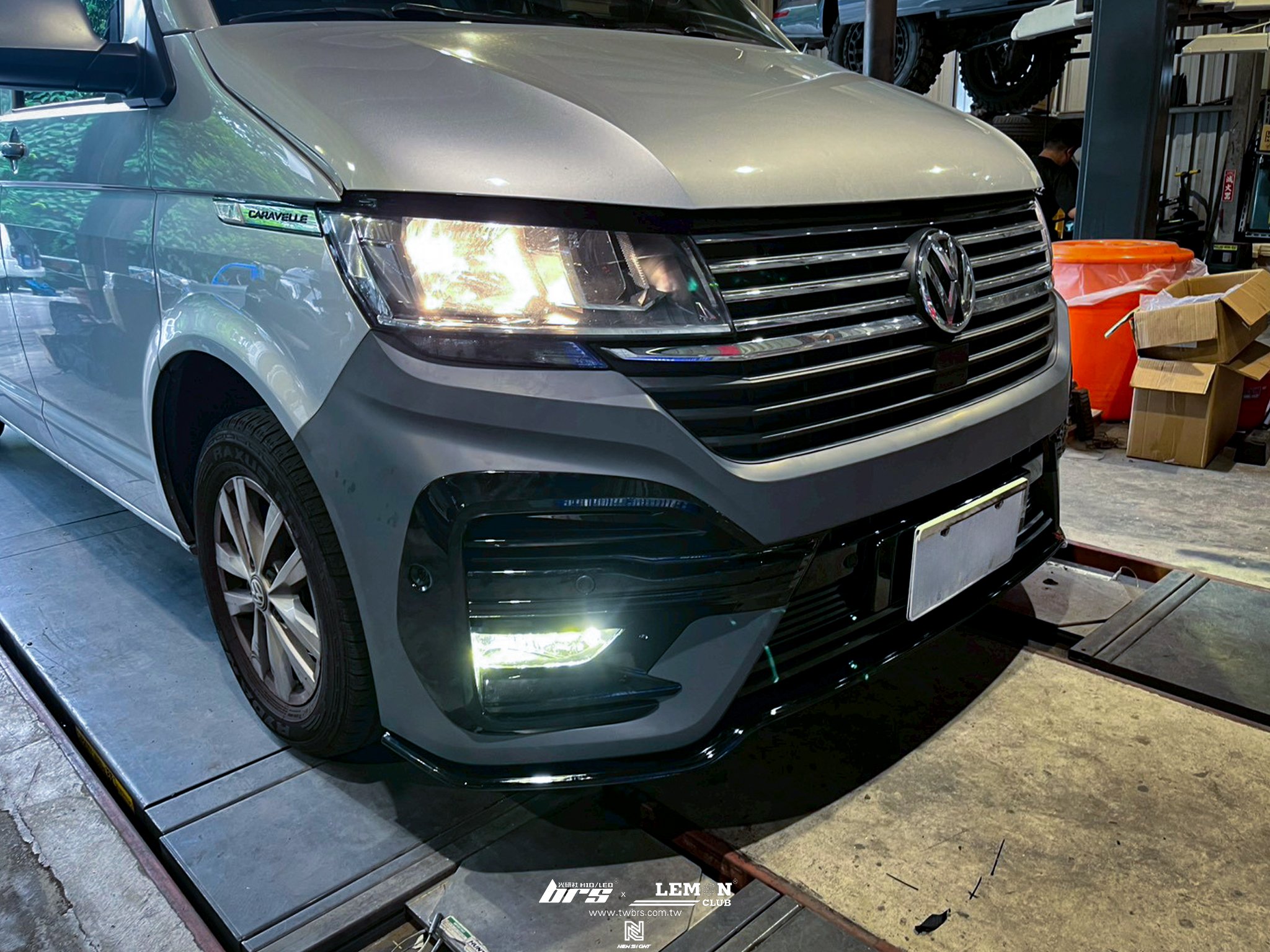Volkswagen T6.1 安裝 LV-R前保桿+前下巴+副廠霧燈總成+HIGHLIGHT H11 高階款LED三色霧燈