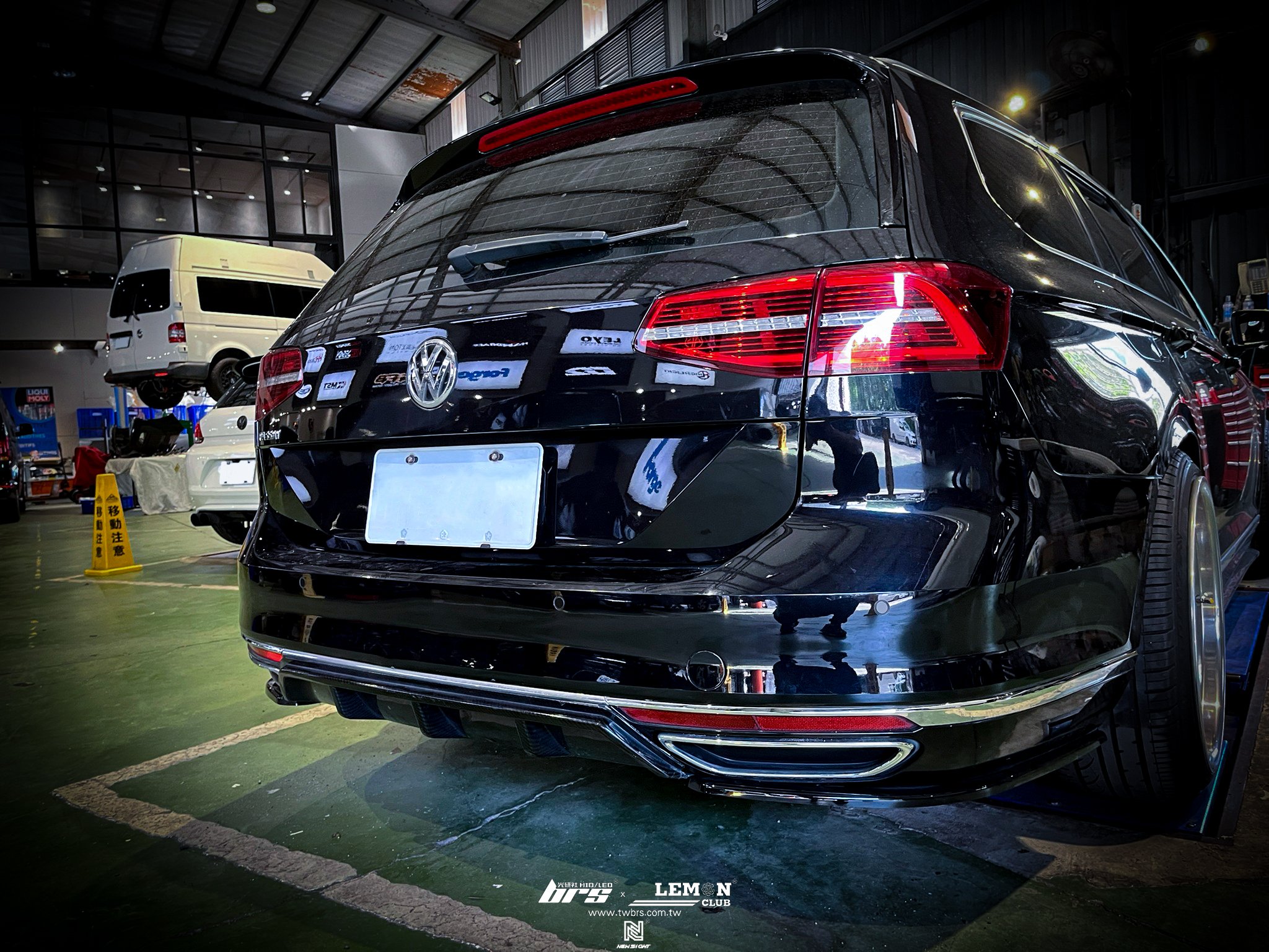 Volkswagen Passat B8 安裝 後保桿右後鍍鉻飾條